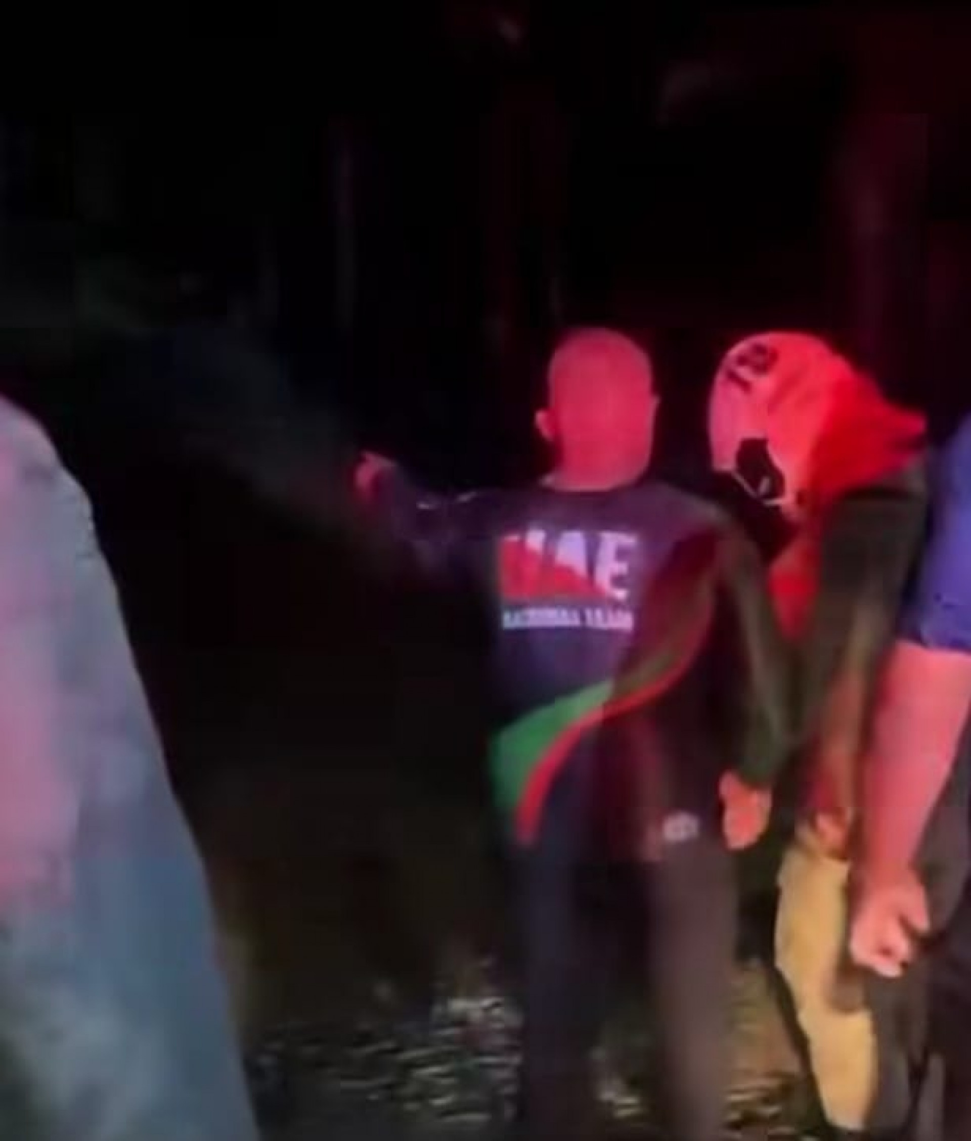 Equipes de resgate procuram por carro que teria sumido durante passagem por uma ponte em cima de cachoeira - Divulga&ccedil;&atilde;o/Rede social