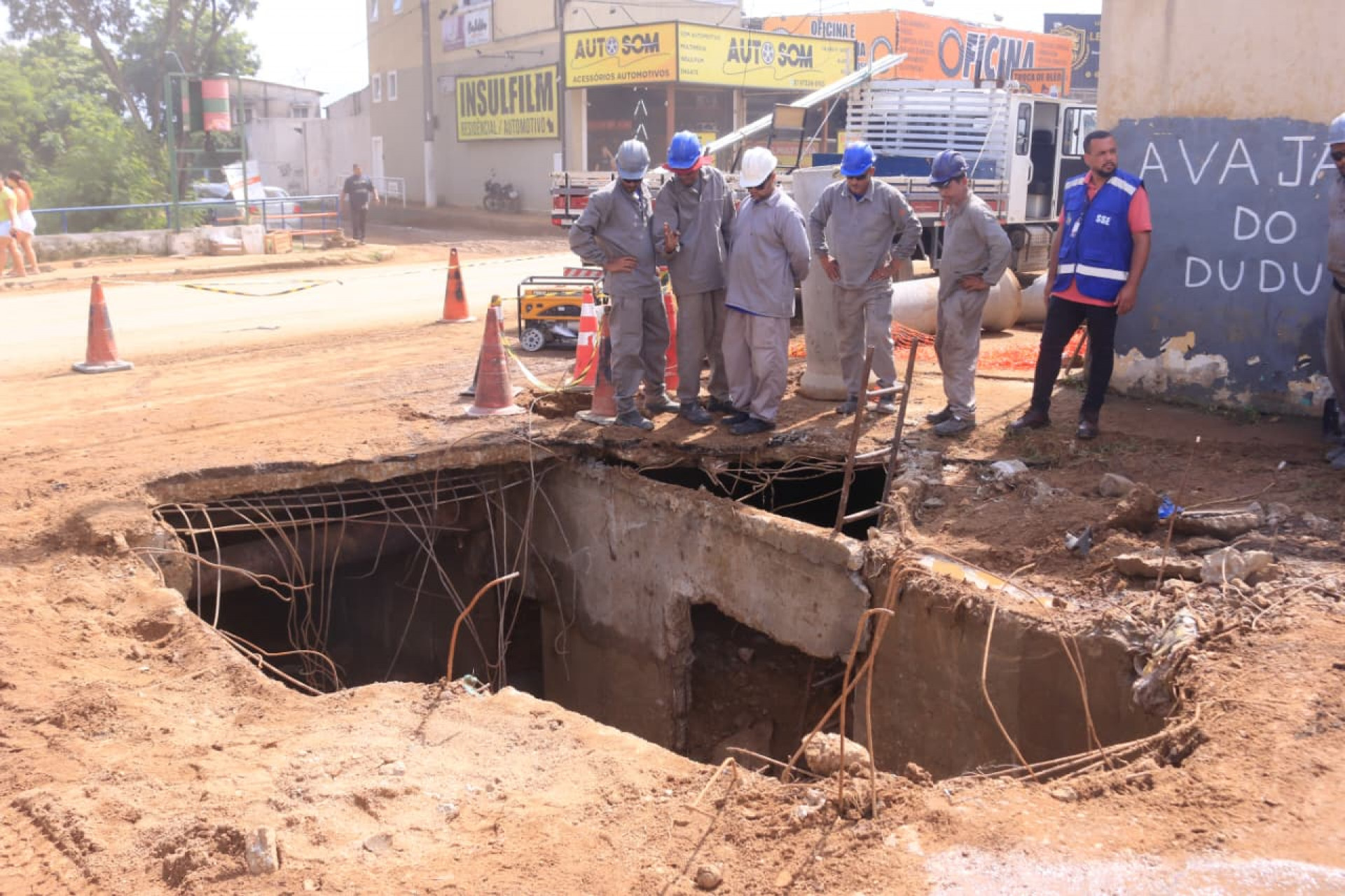 Cratera aberta após fortes chuvas em Nova Iguaçu - Carlos Elias Júnior/Agência O DIA