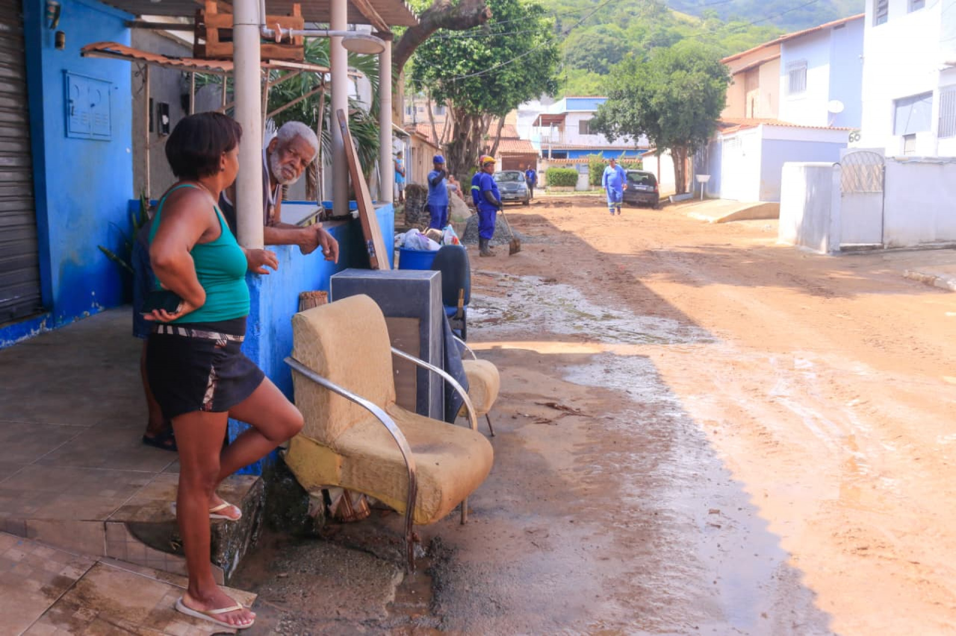 Equipes da prefeitura trabalham na limpeza das ruas em Nova Iguaçu - Carlos Elias Júnior/Agência O DIA