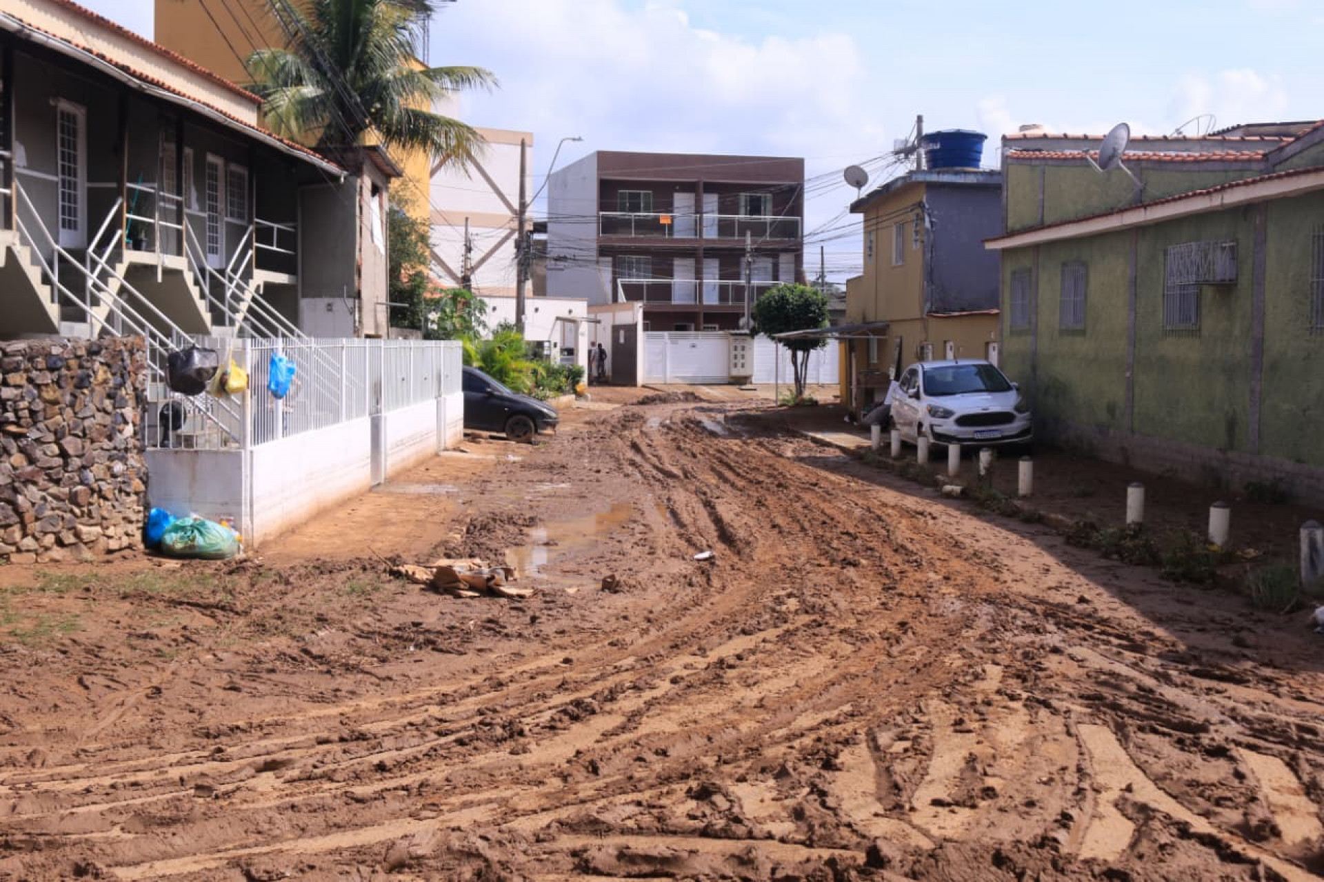 Equipes da prefeitura trabalham na limpeza das ruas em Nova Iguaçu - Carlos Elias Júnior/Agência O DIA