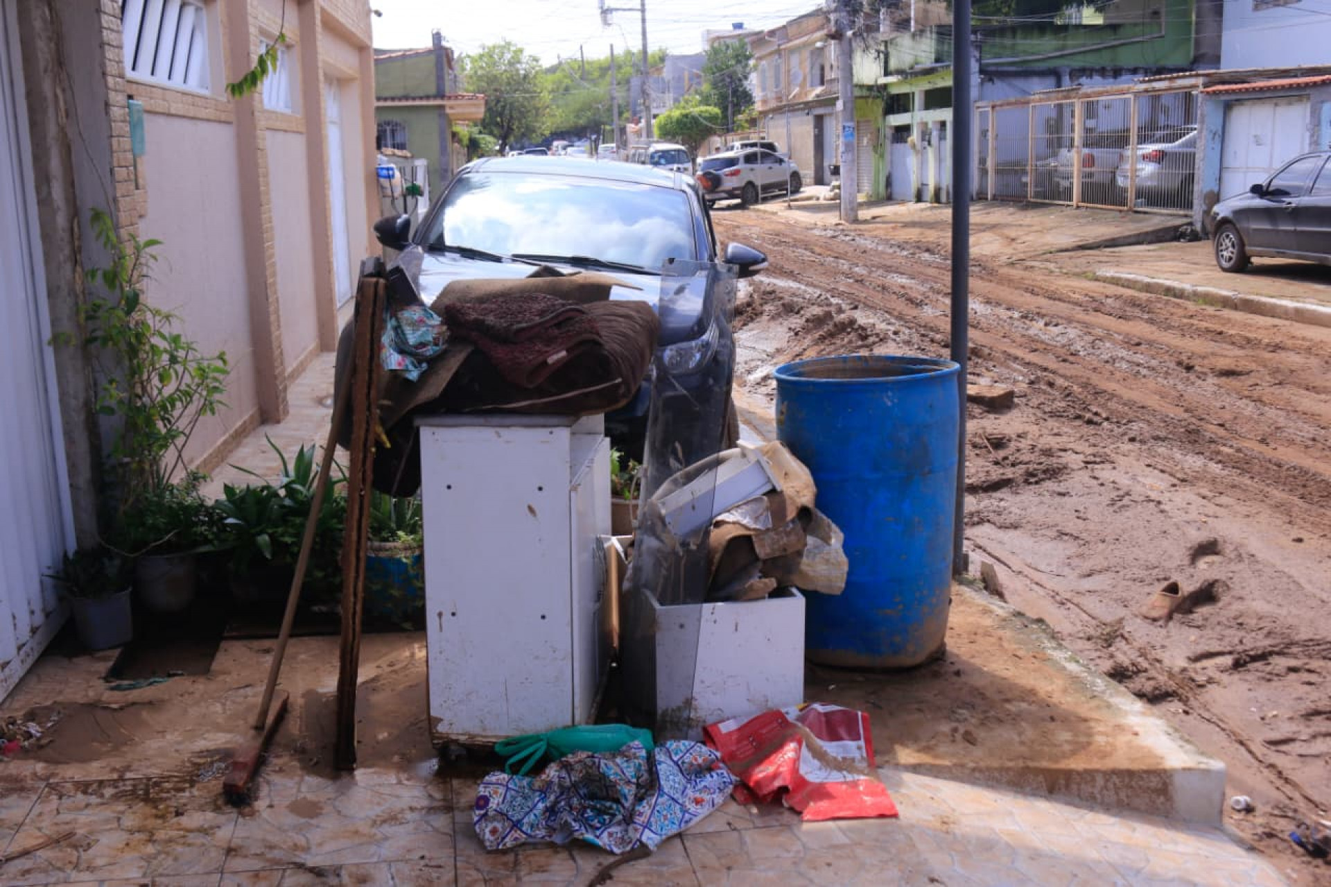 Equipes da prefeitura trabalham na limpeza das ruas em Nova Iguaçu - Carlos Elias Júnior/Agência O DIA