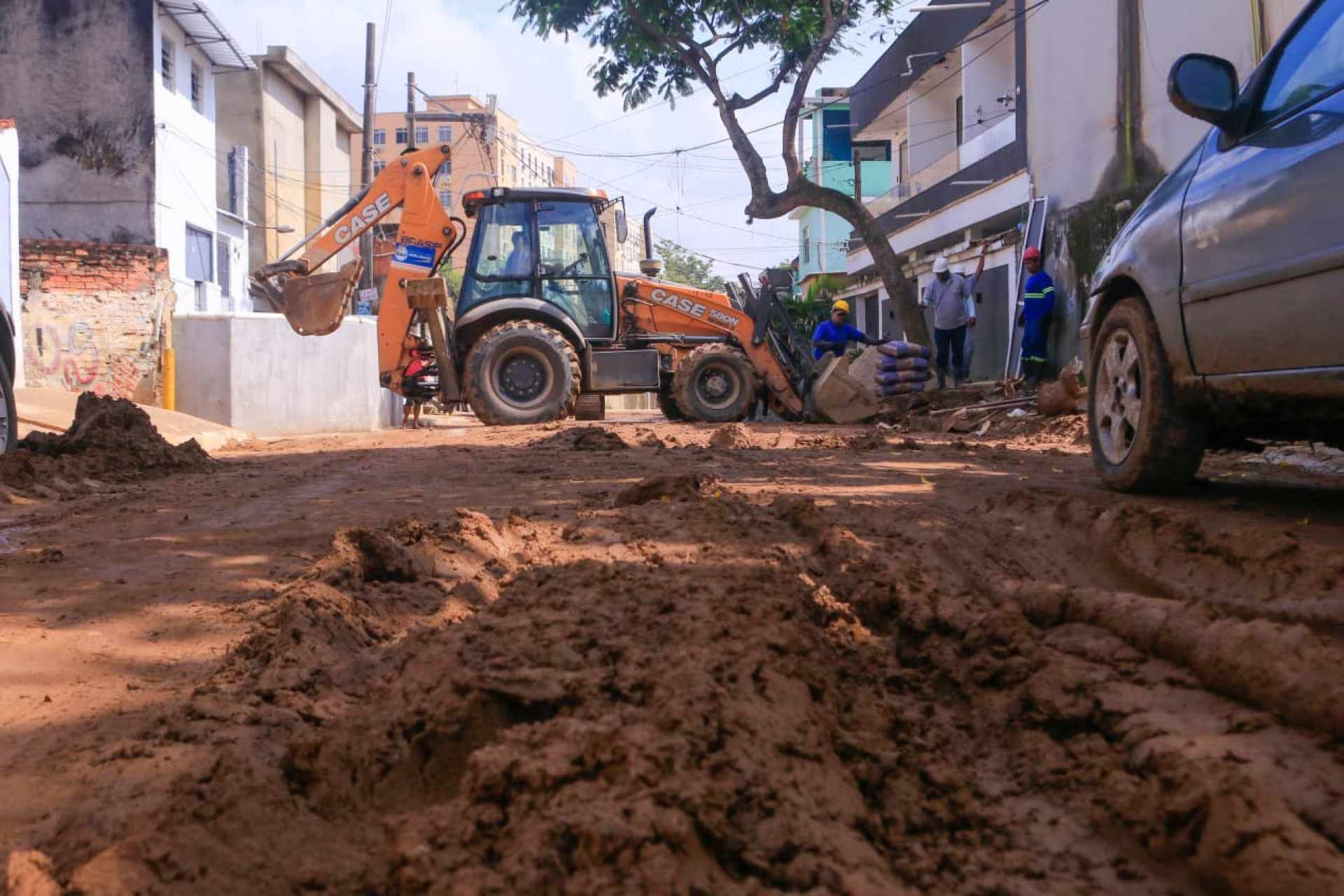 Equipes da prefeitura trabalham na limpeza das ruas em Nova Iguaçu - Carlos Elias Júnior/Agência O DIA