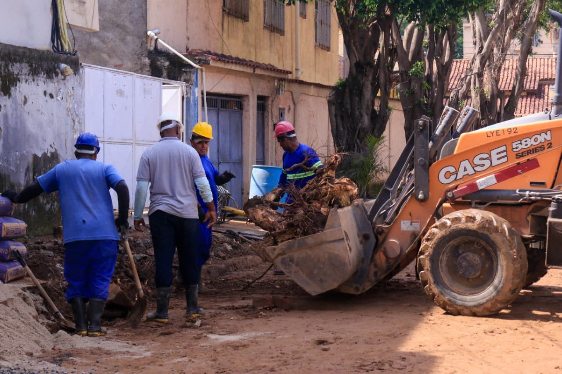Equipes da prefeitura trabalham na limpeza das ruas em Nova Iguaçu - Carlos Elias Júnior/Agência O DIA
