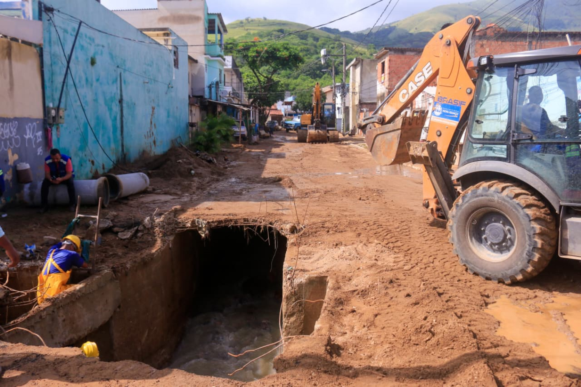 Cratera aberta após fortes chuvas em Nova Iguaçu - Carlos Elias Júnior/Agência O DIA