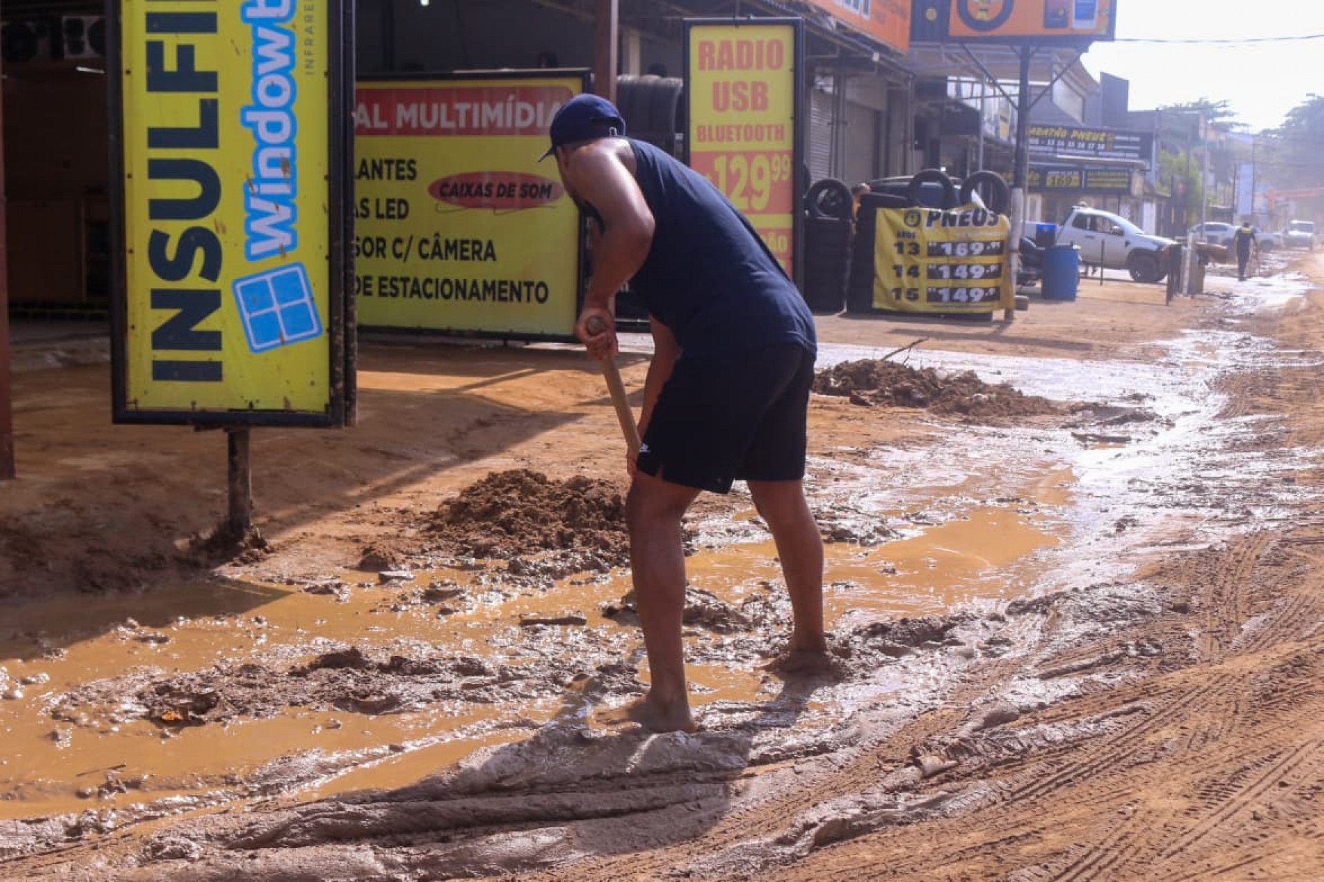 Moradores tentam retomar rotina após estragos provocados pelas chuvas em Nova Iguaçu - Carlos Elias Júnior/Agência O DIA