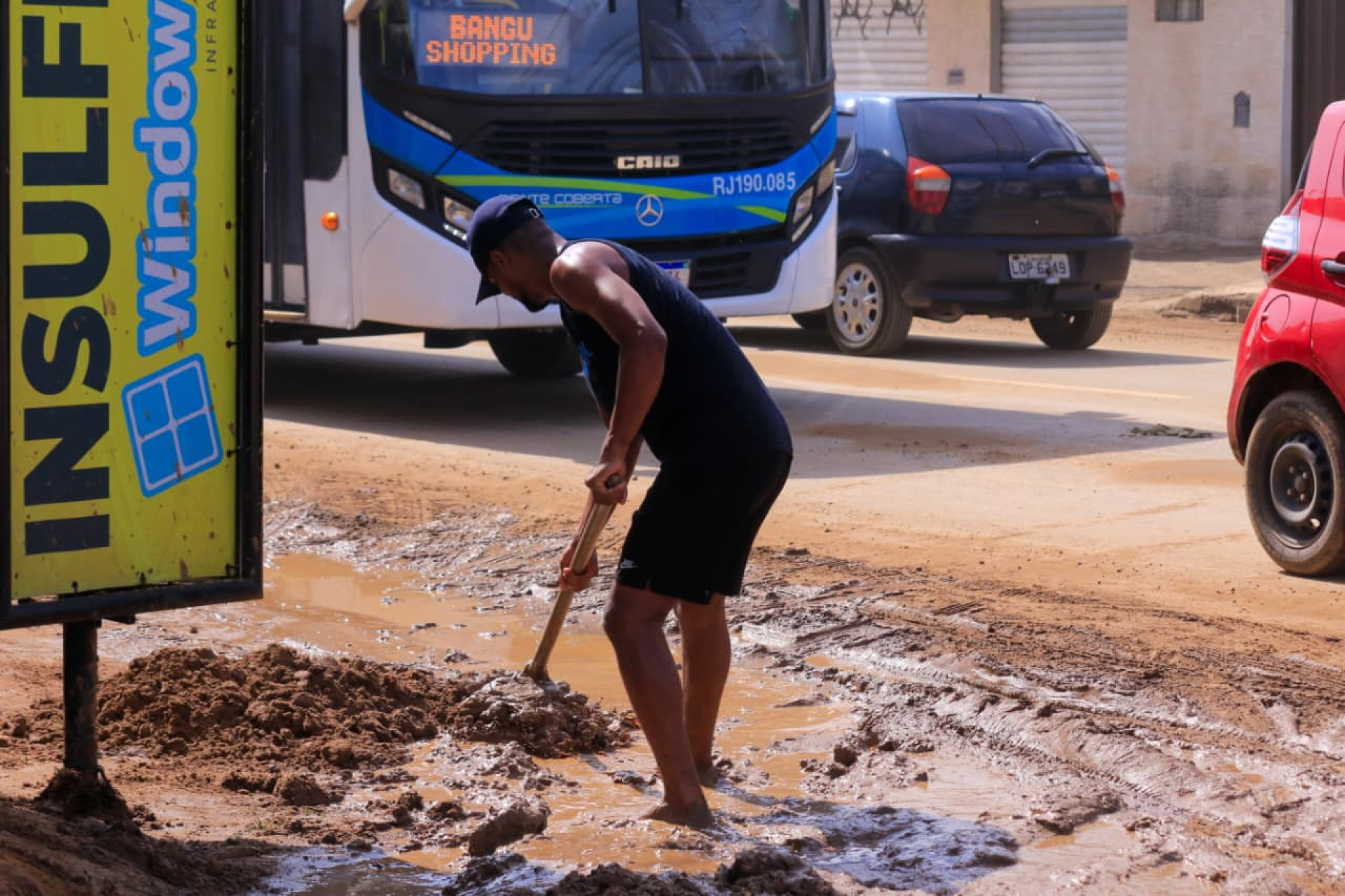 Moradores tentam retomar rotina após estragos provocados pelas chuvas em Nova Iguaçu - Carlos Elias Júnior/Agência O DIA