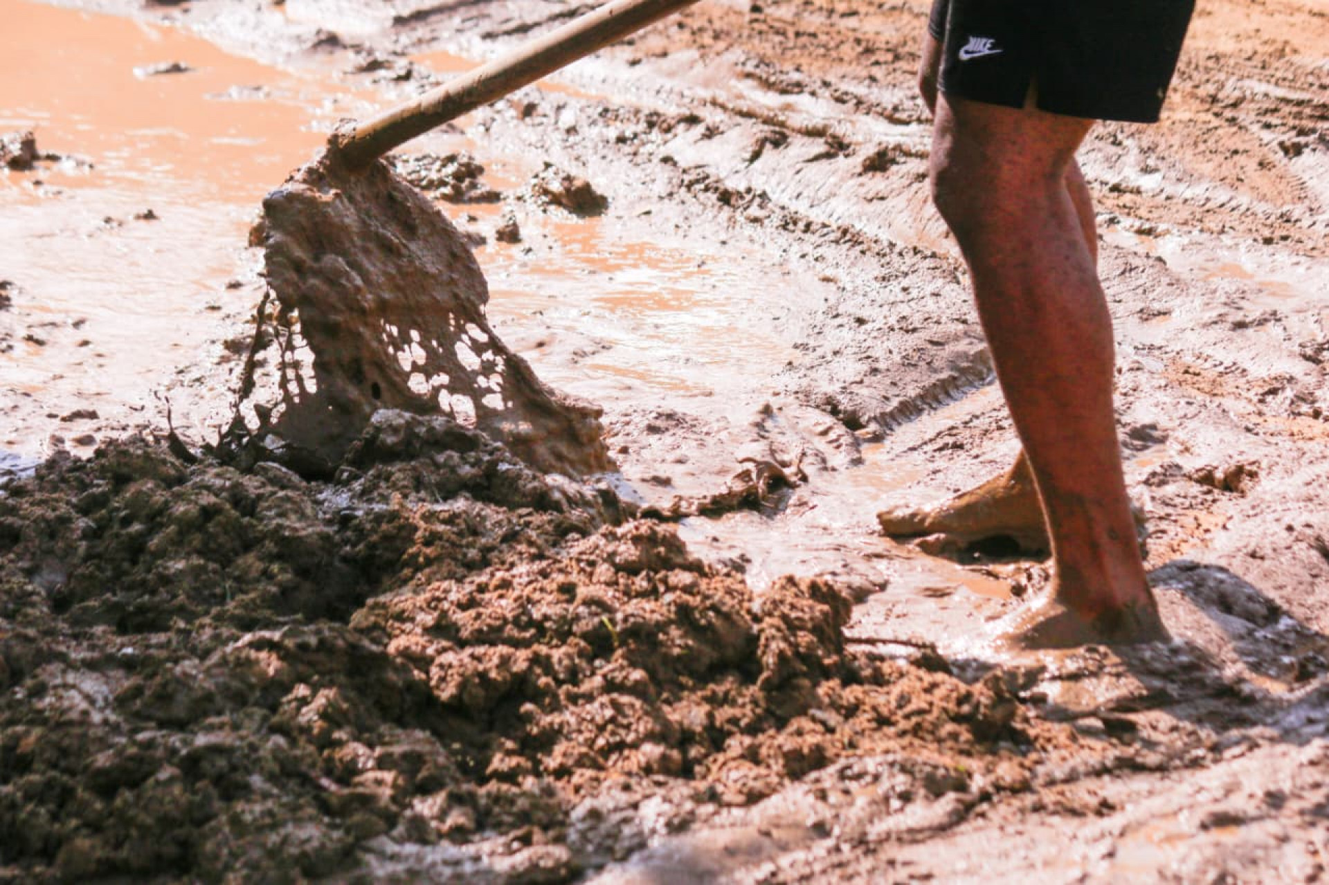 Moradores tentam retomar rotina após estragos provocados pelas chuvas em Nova Iguaçu - Carlos Elias Júnior/Agência O DIA