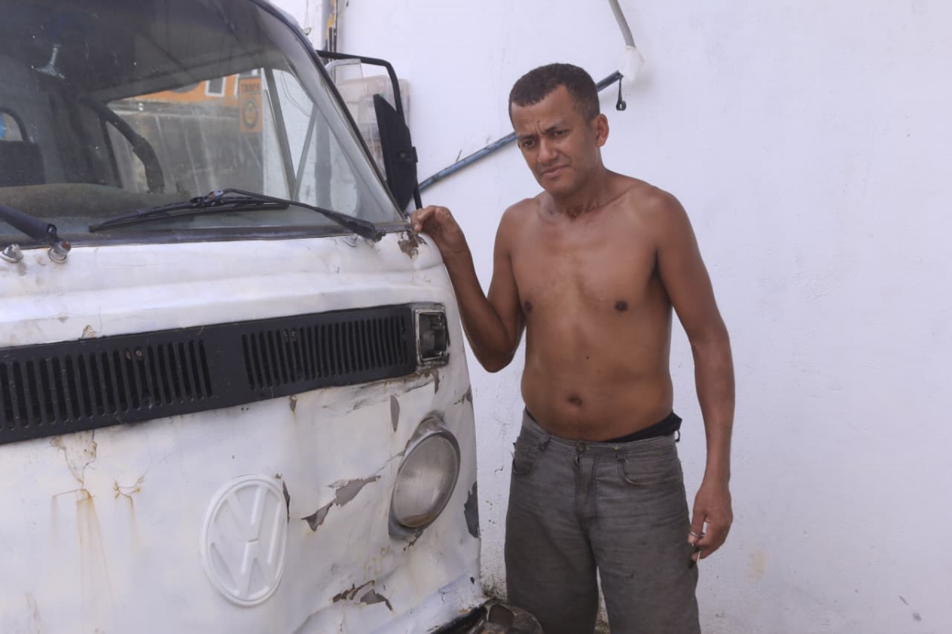 Damião Severino, morador de Nova Iguaçu, teve a kombi arrastada pela enxurrada - Carlos Elias Junior/Agência O DIA