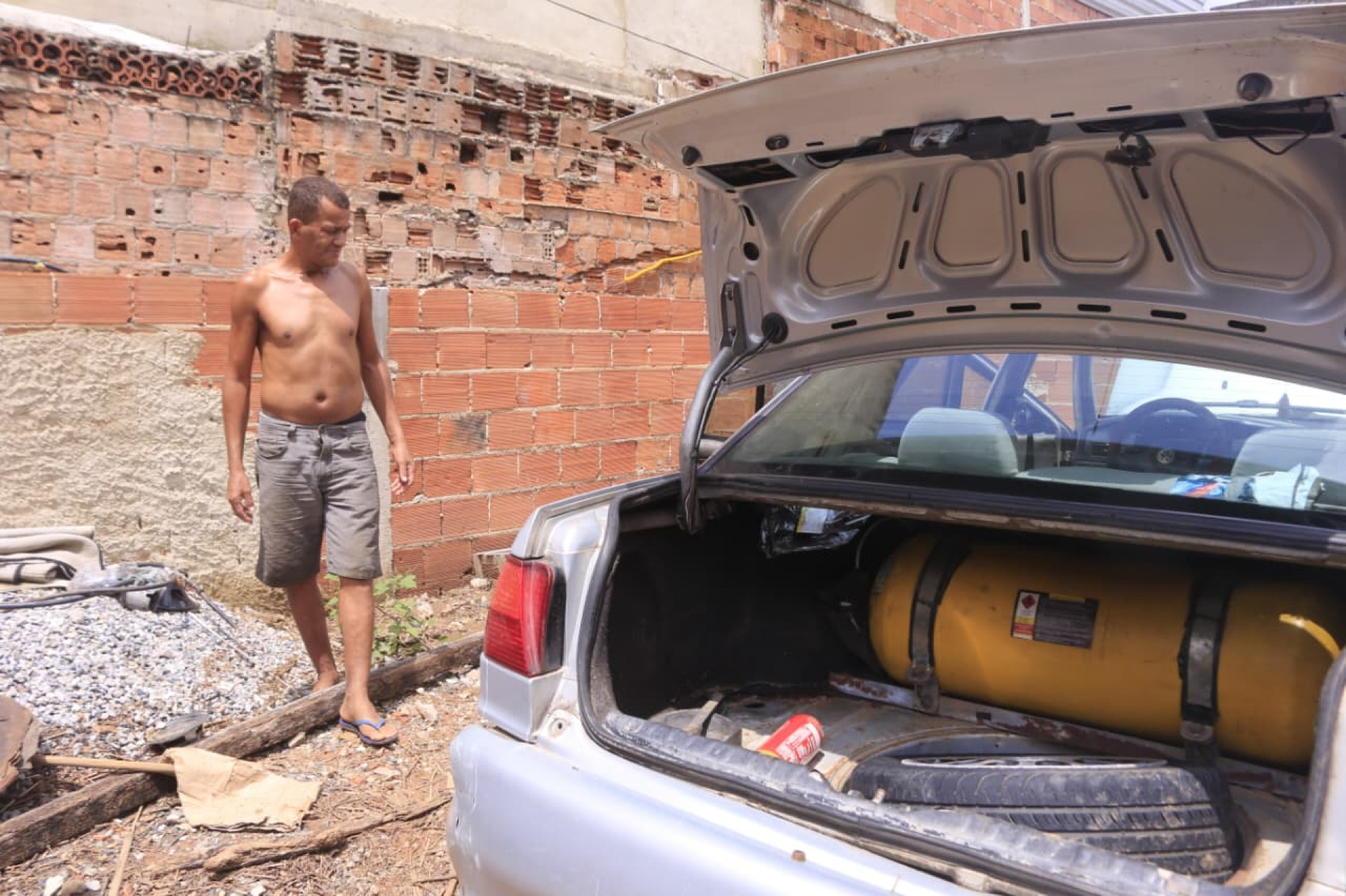 Damião Severino, morador de Nova Iguaçu, teve a kombi arrastada pela enxurrada - Carlos Elias Junior/Agência O DIA