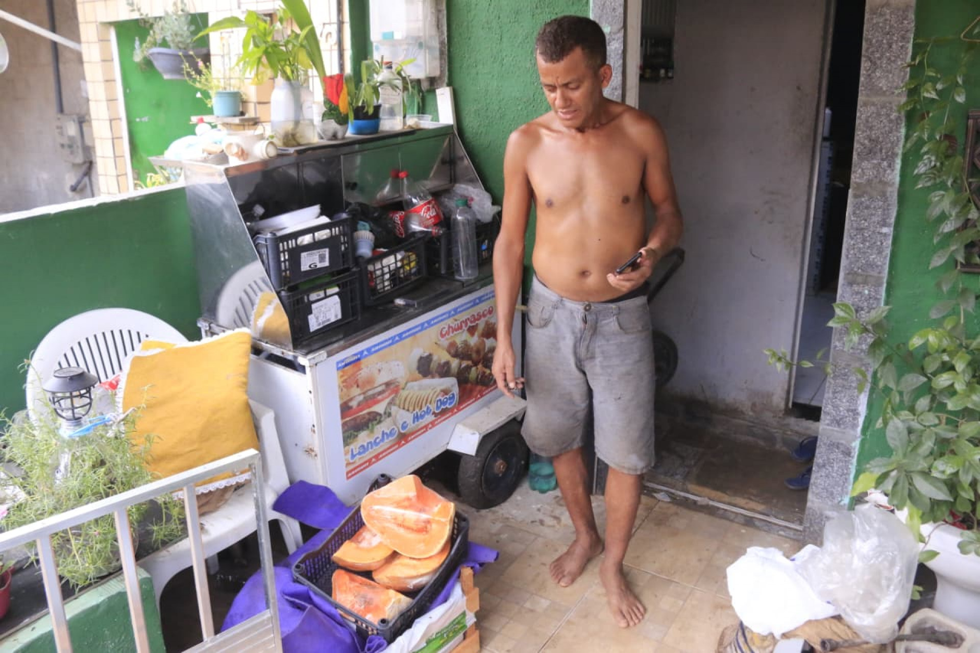 Damião Severino, morador de Nova Iguaçu, teve a kombi arrastada pela enxurrada - Carlos Elias Junior/Agência O DIA