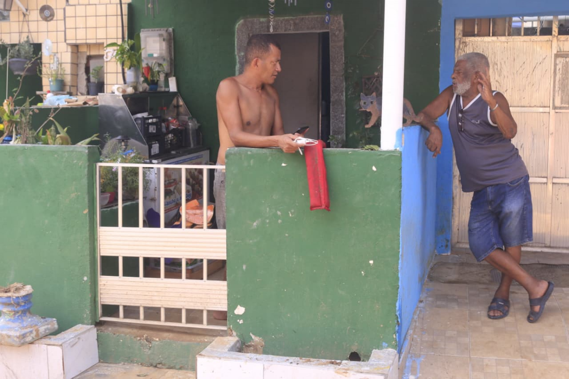 Damião Severino, morador de Nova Iguaçu, teve a kombi arrastada pela enxurrada - Carlos Elias Junior/Agência O DIA