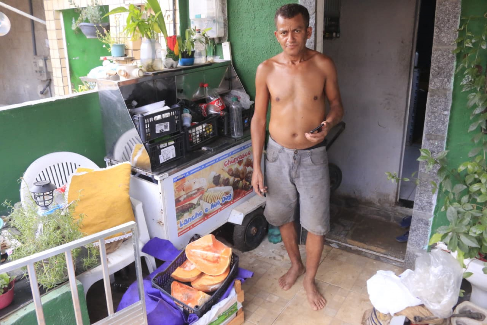 Damião Severino, morador de Nova Iguaçu, teve a kombi arrastada pela enxurrada - Carlos Elias Junior/Agência O DIA