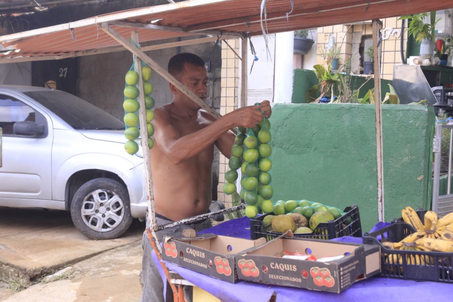 Damião Severino tenta retomar a rotina após estragos causados pelas chuvas - Carlos Elias Júnior/Agência O DIA