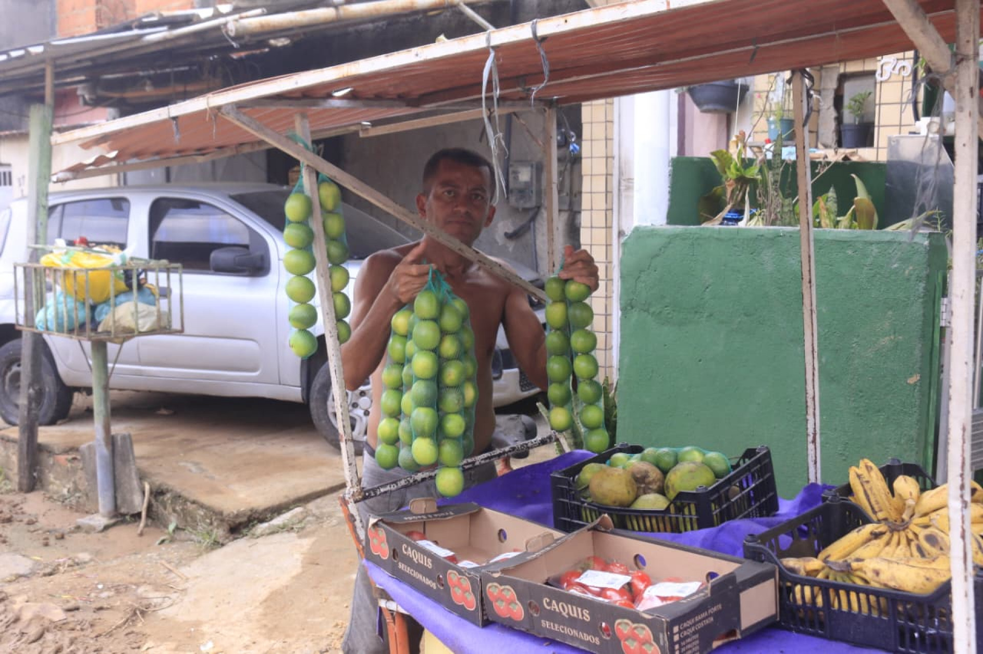 Damião Severino tenta retomar a rotina após estragos causados pelas chuvas - Carlos Elias Júnior/Agência O DIA