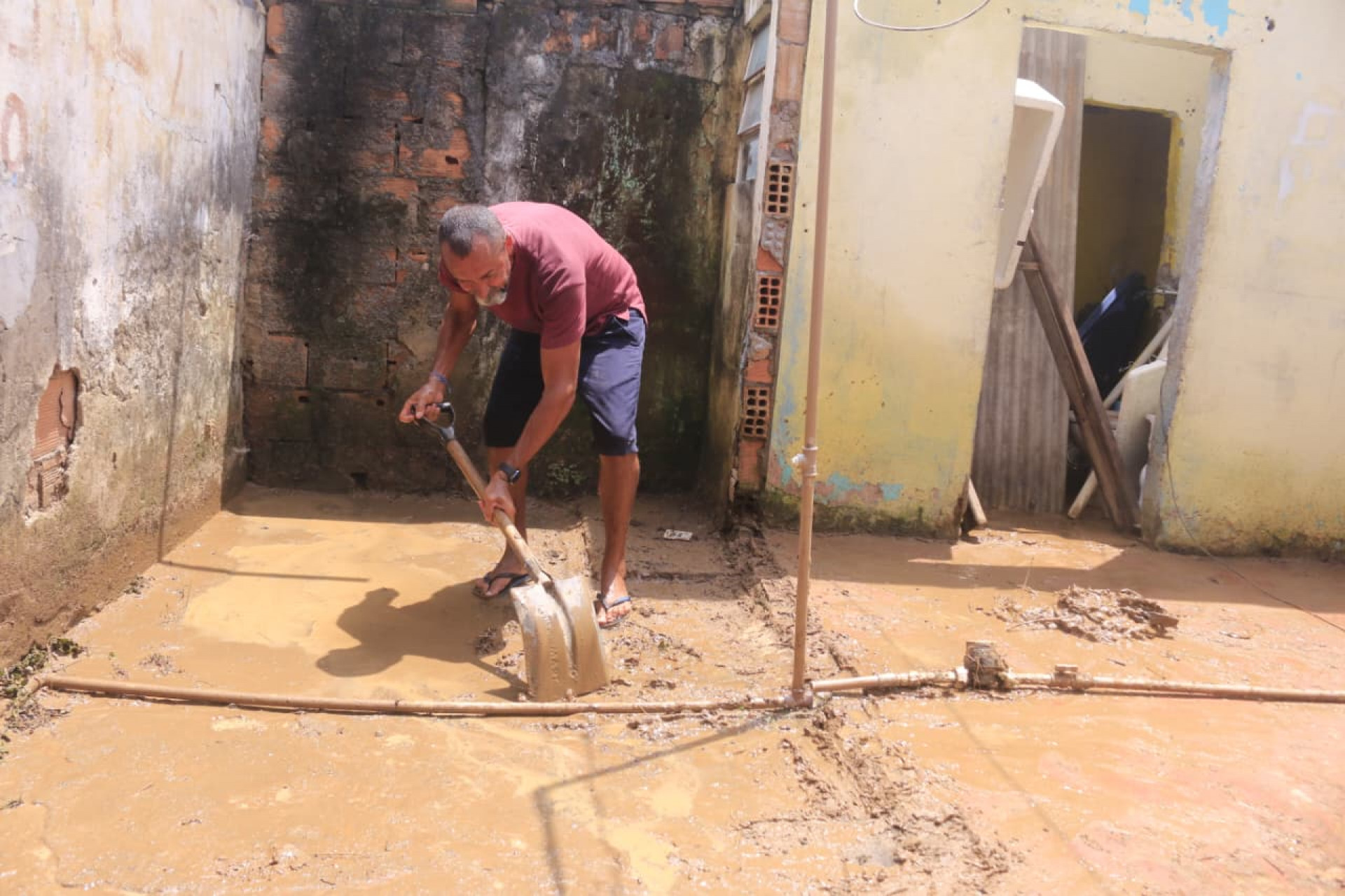 Família atua na limpeza da casa de Eduardo, dono do lava-jato, atingida pela chuvas - Carlos Elias Júnior/Agência O DIA