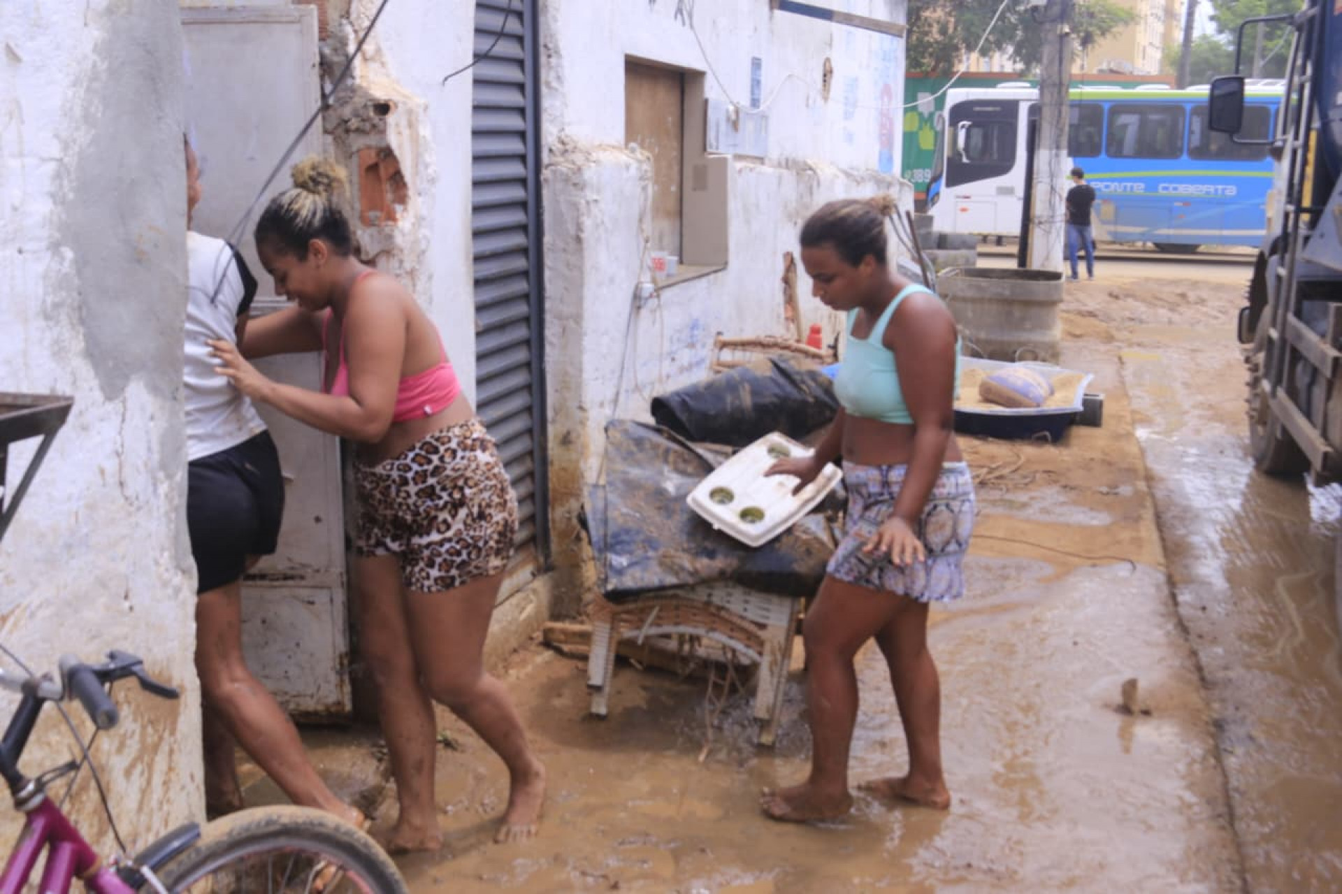 Família atua na limpeza da casa de Eduardo, dono do lava-jato, atingida pela chuvas - Carlos Elias Júnior/Agência O DIA
