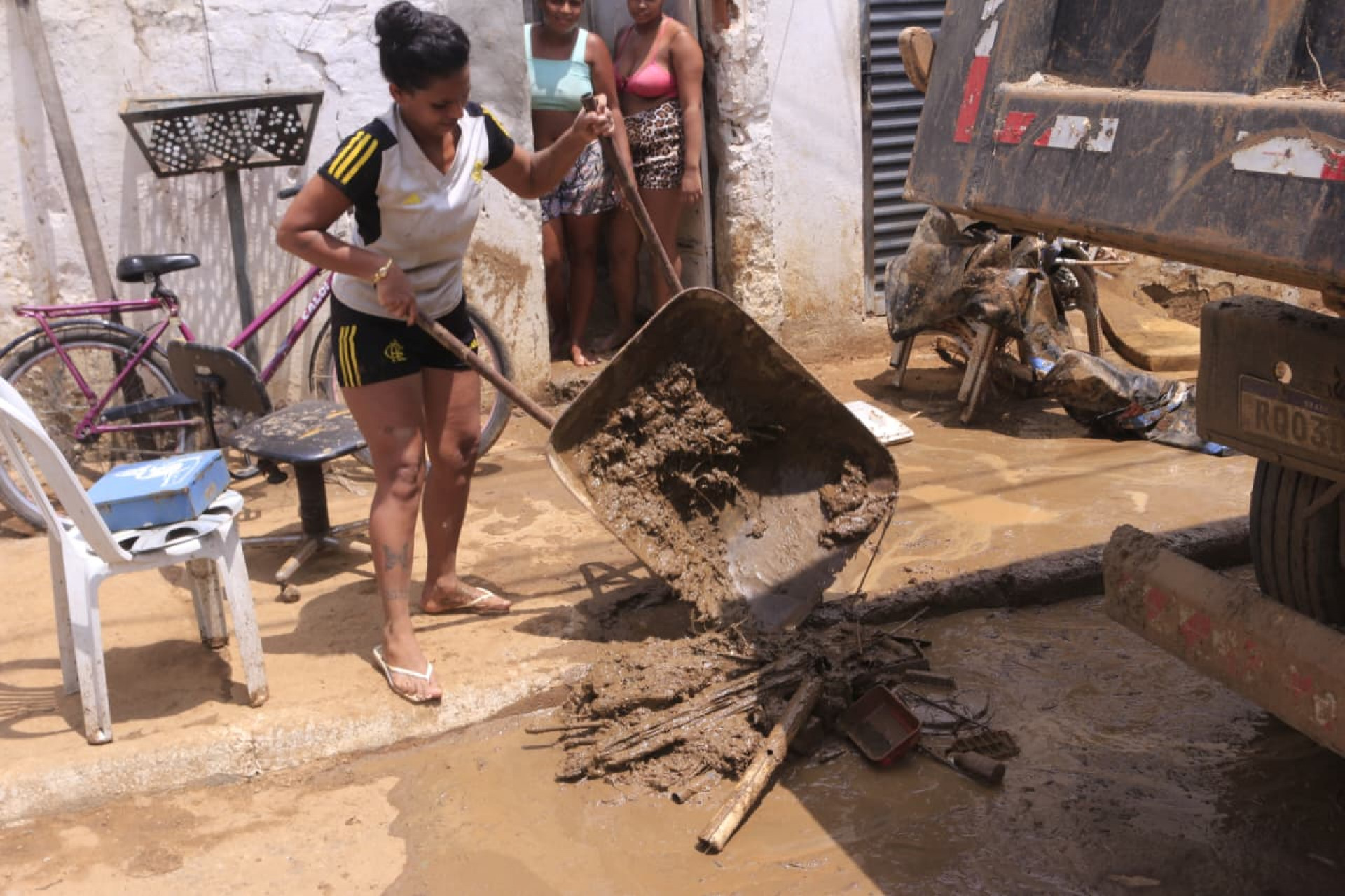 Família atua na limpeza da casa de Eduardo, dono do lava-jato, atingida pela chuvas - Carlos Elias Júnior/Agência O DIA
