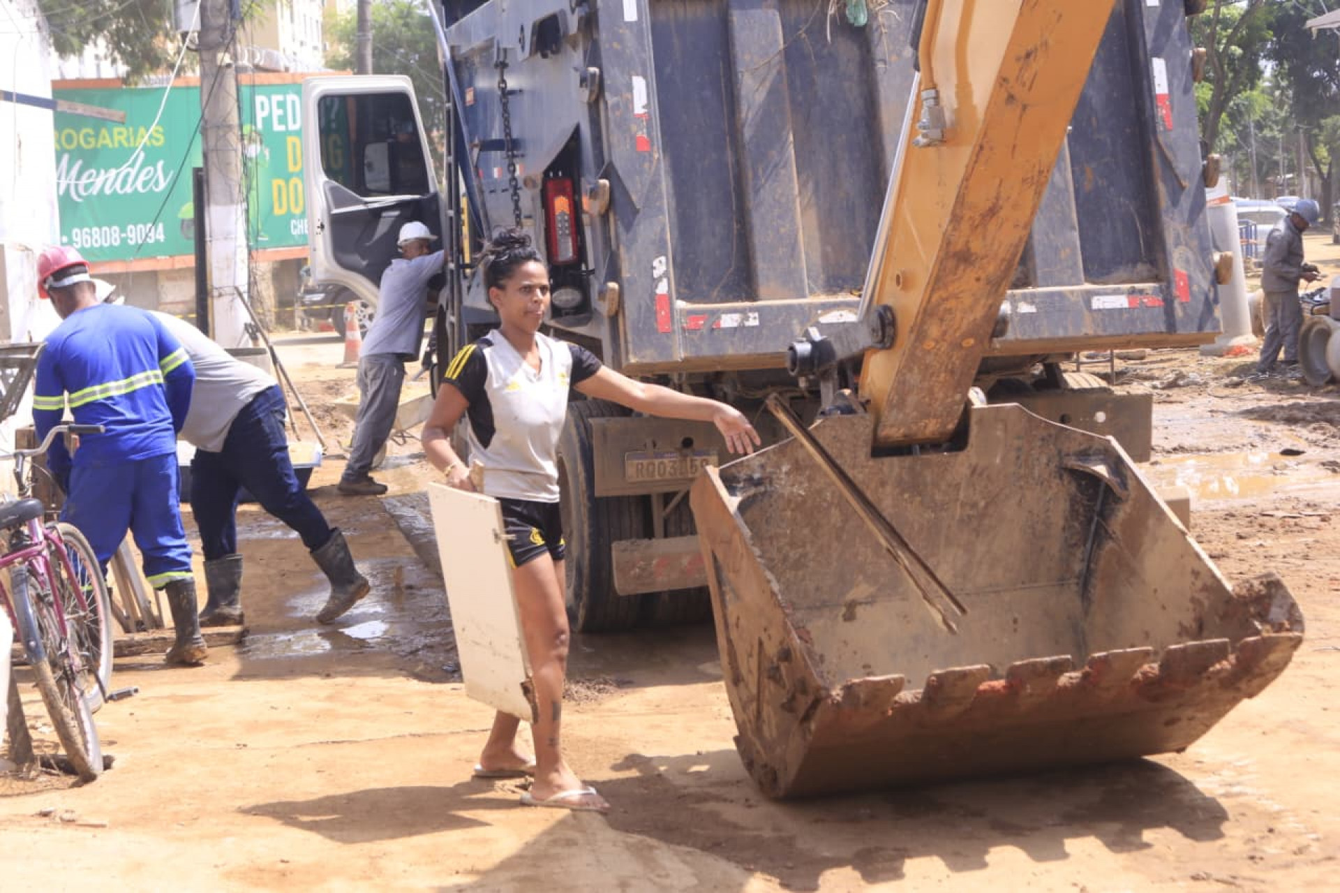 Família atua na limpeza da casa de Eduardo, dono do lava-jato, atingida pela chuvas - Carlos Elias Júnior/Agência O DIA