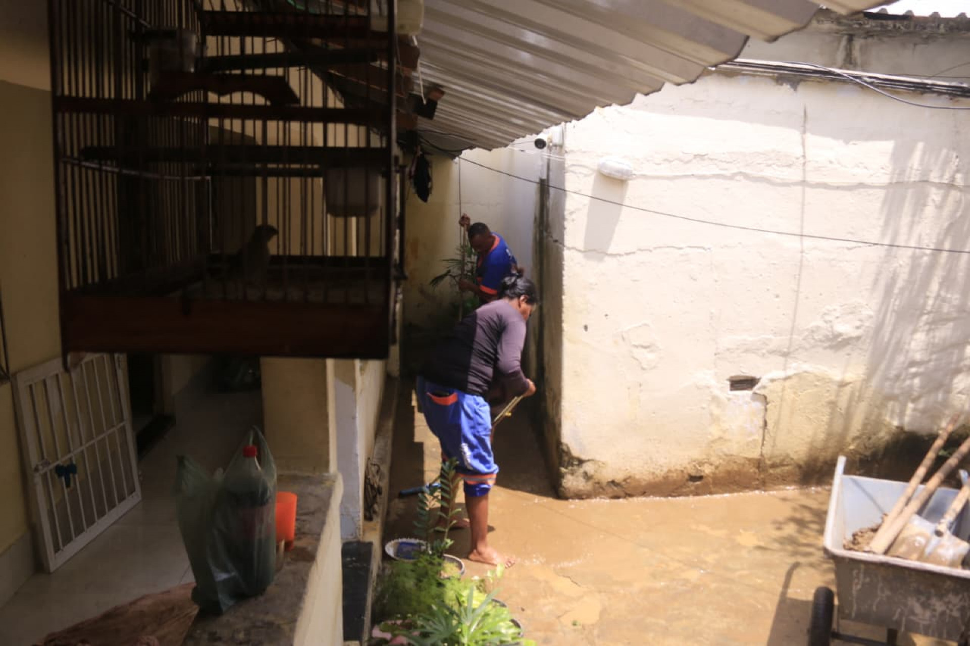 Família atua na limpeza da casa de Eduardo, dono do lava-jato, atingida pela chuvas - Carlos Elias Júnior/Agência O DIA