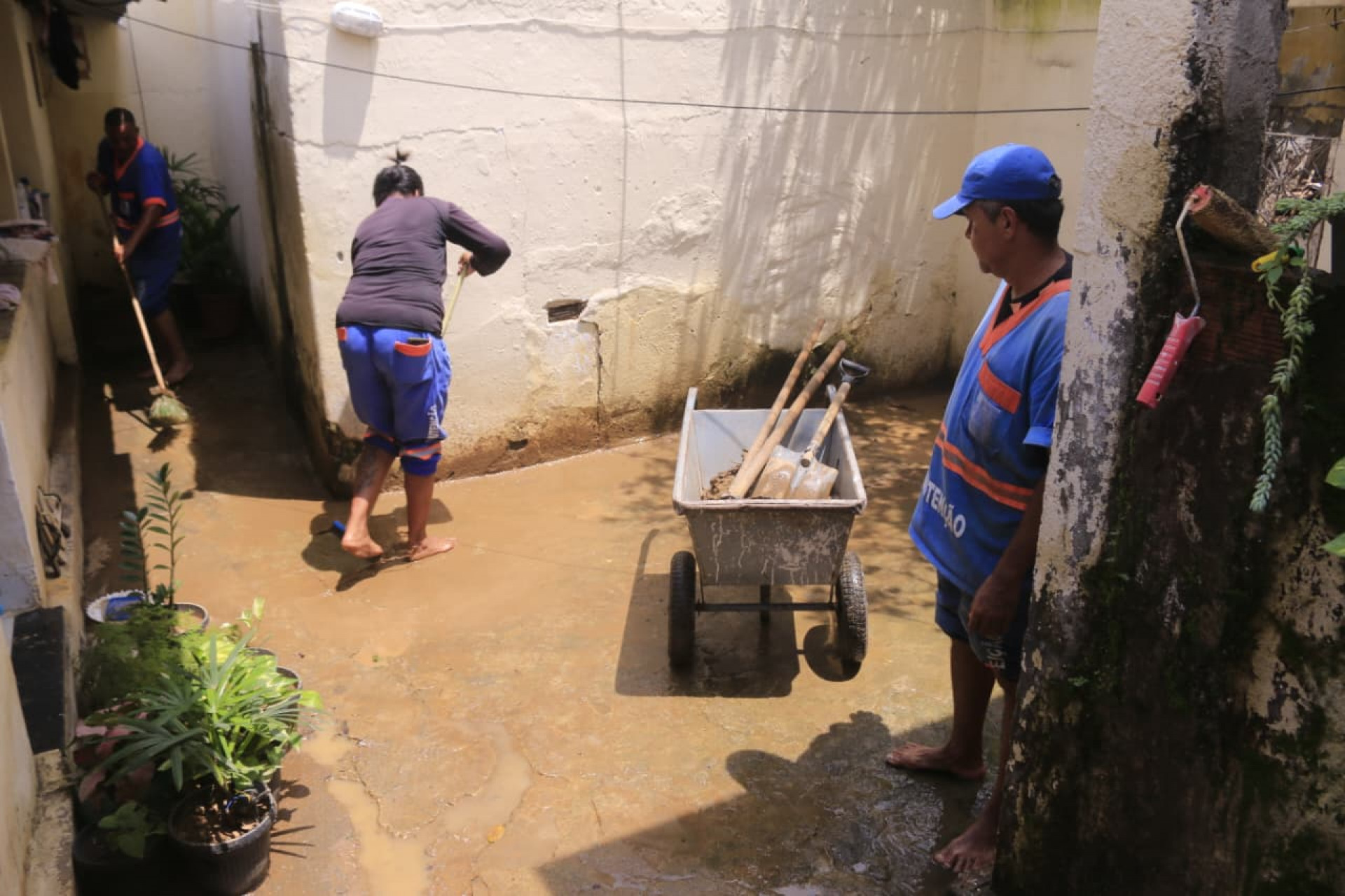 Família atua na limpeza da casa de Eduardo, dono do lava-jato, atingida pela chuvas - Carlos Elias Júnior/Agência O DIA