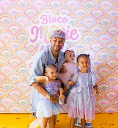 Neymar Jr. faz festinha carnavalesca para as filhas; confira