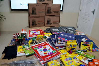 Araruama inicia a entrega dos kits escolares para alunos das séries iniciais, finais e Eja da Rede Municipal de Ensino