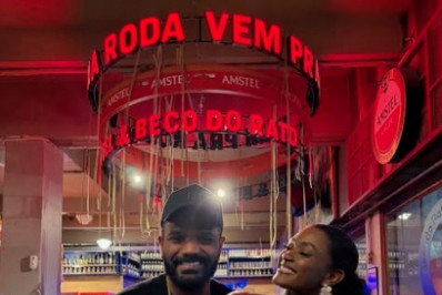 Erika Januza prestigia show de Arlindinho e se derrete pelo namorado 