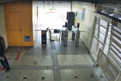 Vídeo: câmera do BRT flagra furto de extintor em estação de Curicica