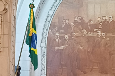 Com a presença de Ancelotti, Rodrigo Caetano recebe a Medalha Tiradentes no Rio