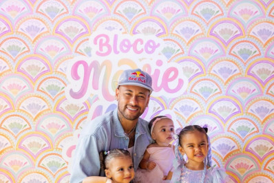 Neymar Jr. faz festinha carnavalesca para as filhas