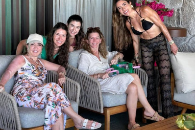 Patrícia Abravanel aproveita folga em família e reúne irmãs em passeio de lancha