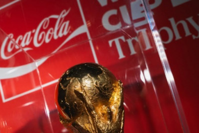 Troféu original da Copa do Mundo desembarca no Rio para exposição em Copacabana