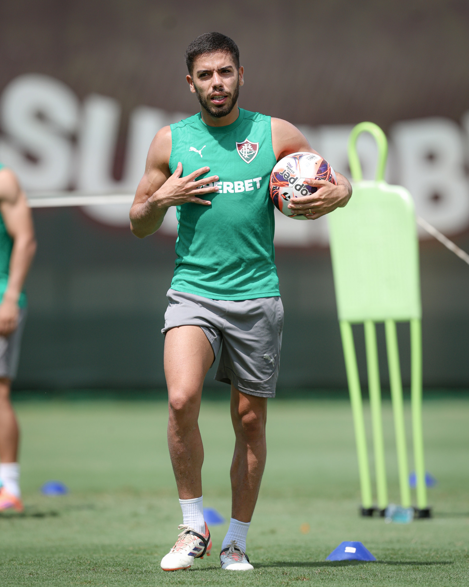 Jogador do Fluminense processa ex-clube por salários atrasados