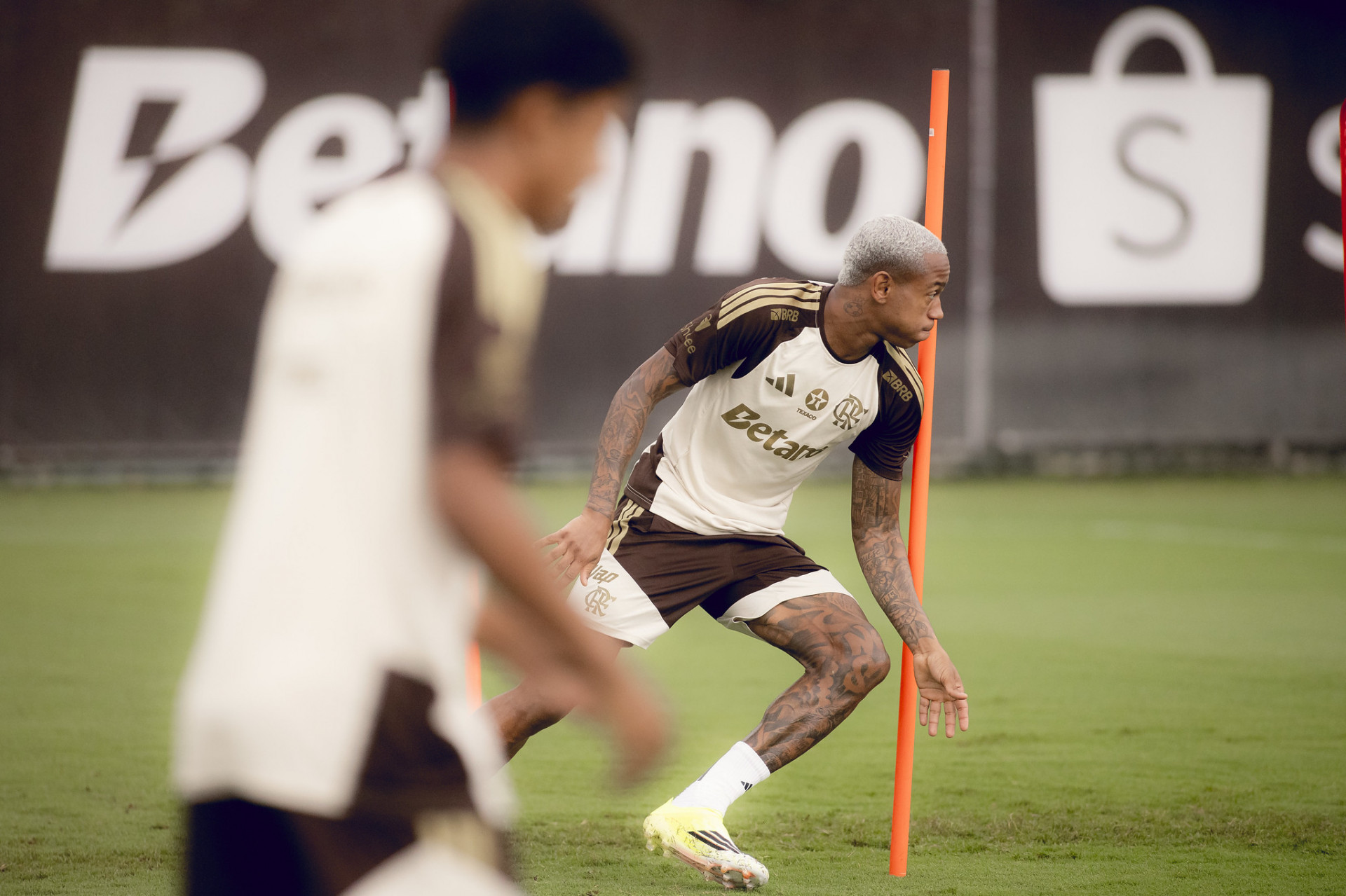 Wallace Yan ganha confiança de Leonardo Jardim e pode 'furar fila' no Flamengo