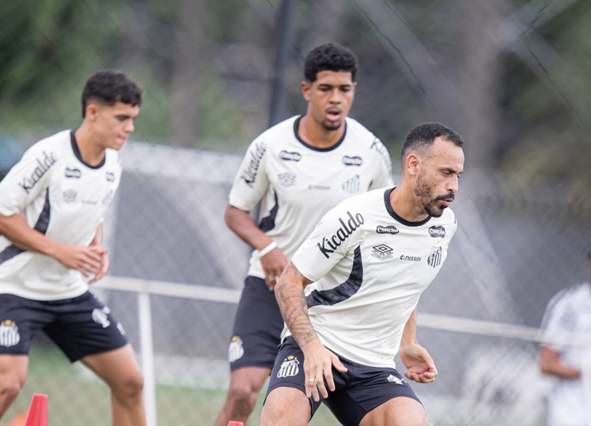 Neymar e outros titulares s&atilde;o poupados de treino do Santos