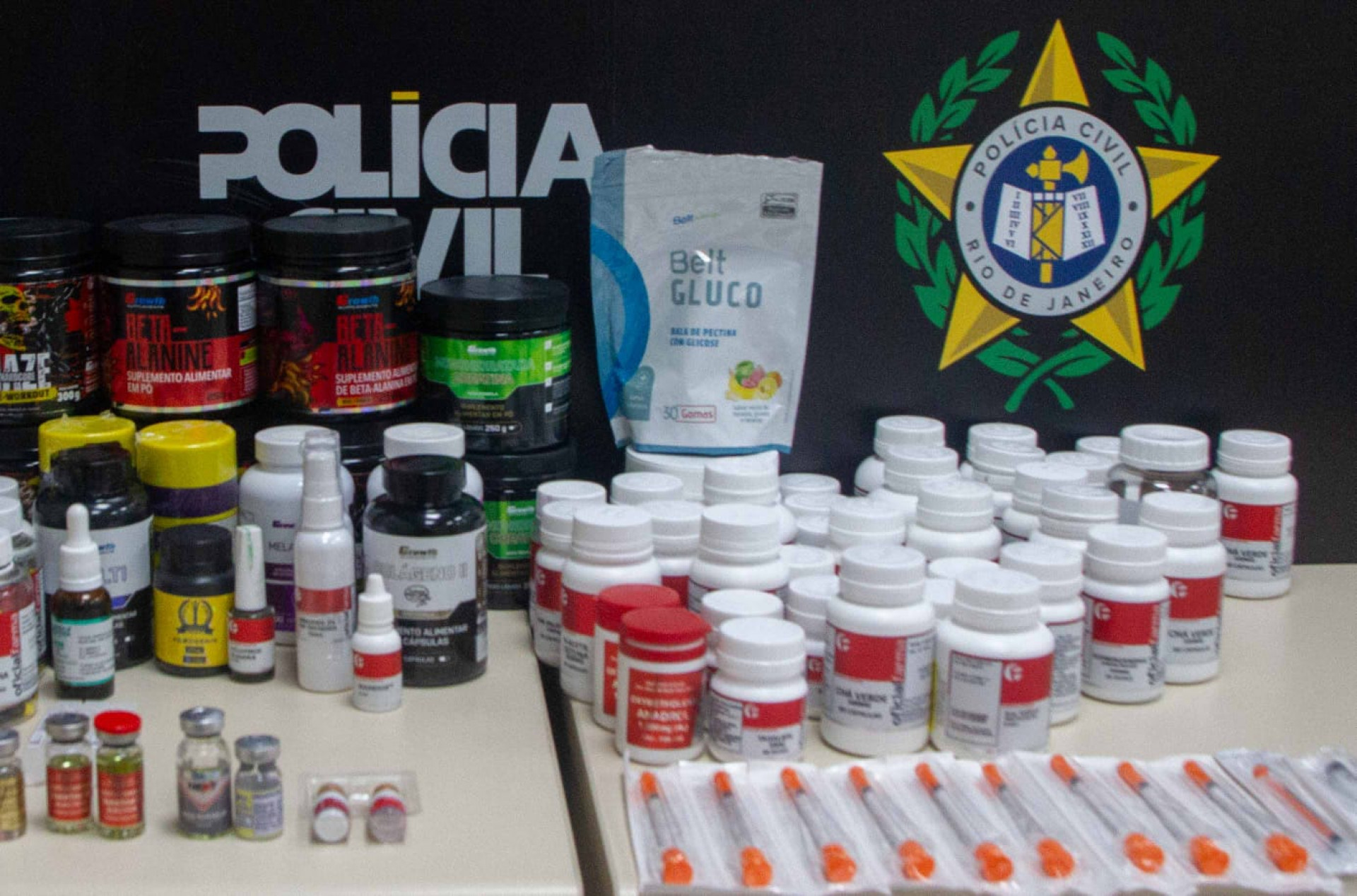 Medicamentos, como tirzepatida, foram apreendidos na residência do casal - Érica Martin / Agência O Dia