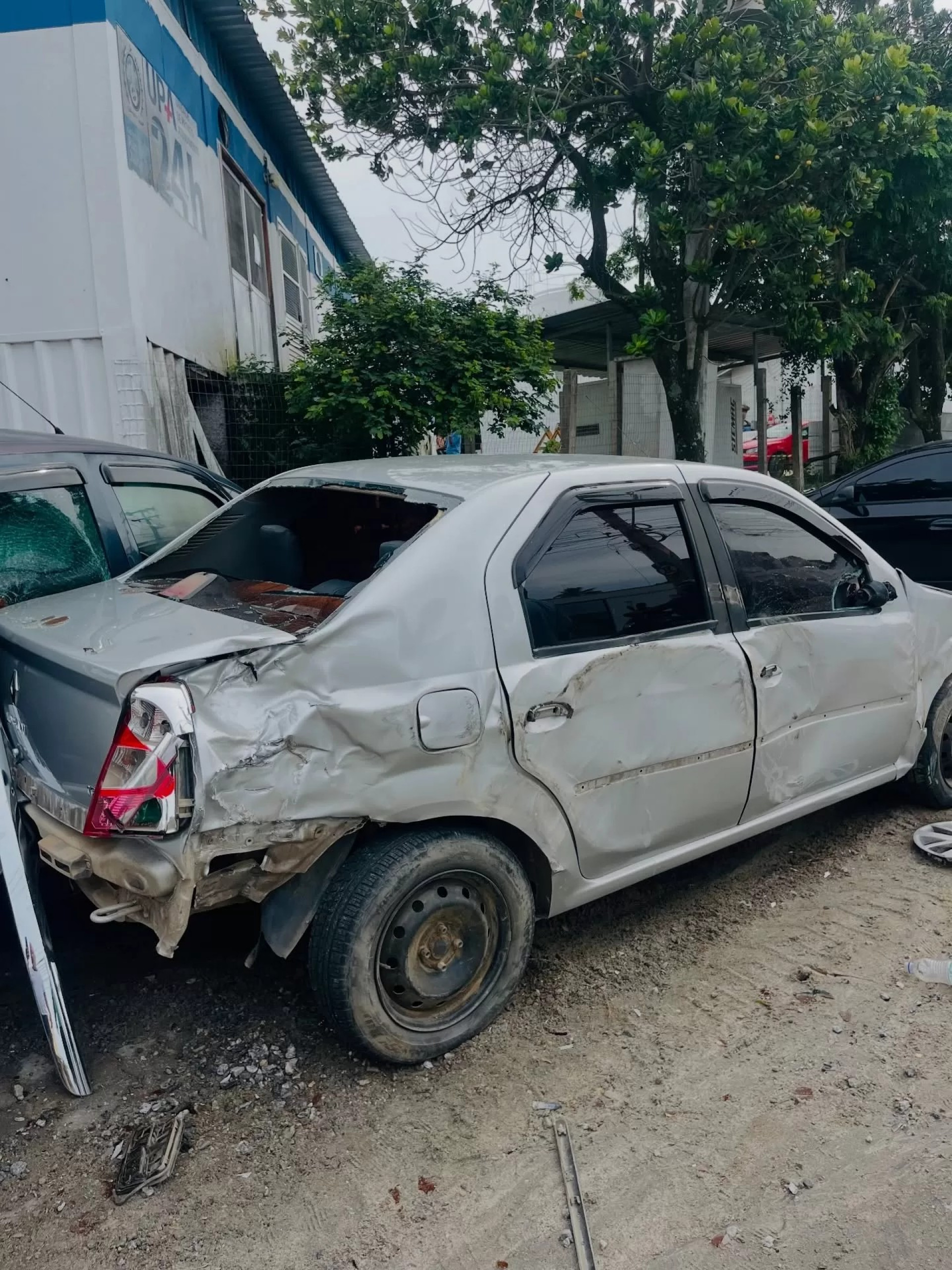 Máquina sem freio atinge veículos estacionados - Araruama em Pauta