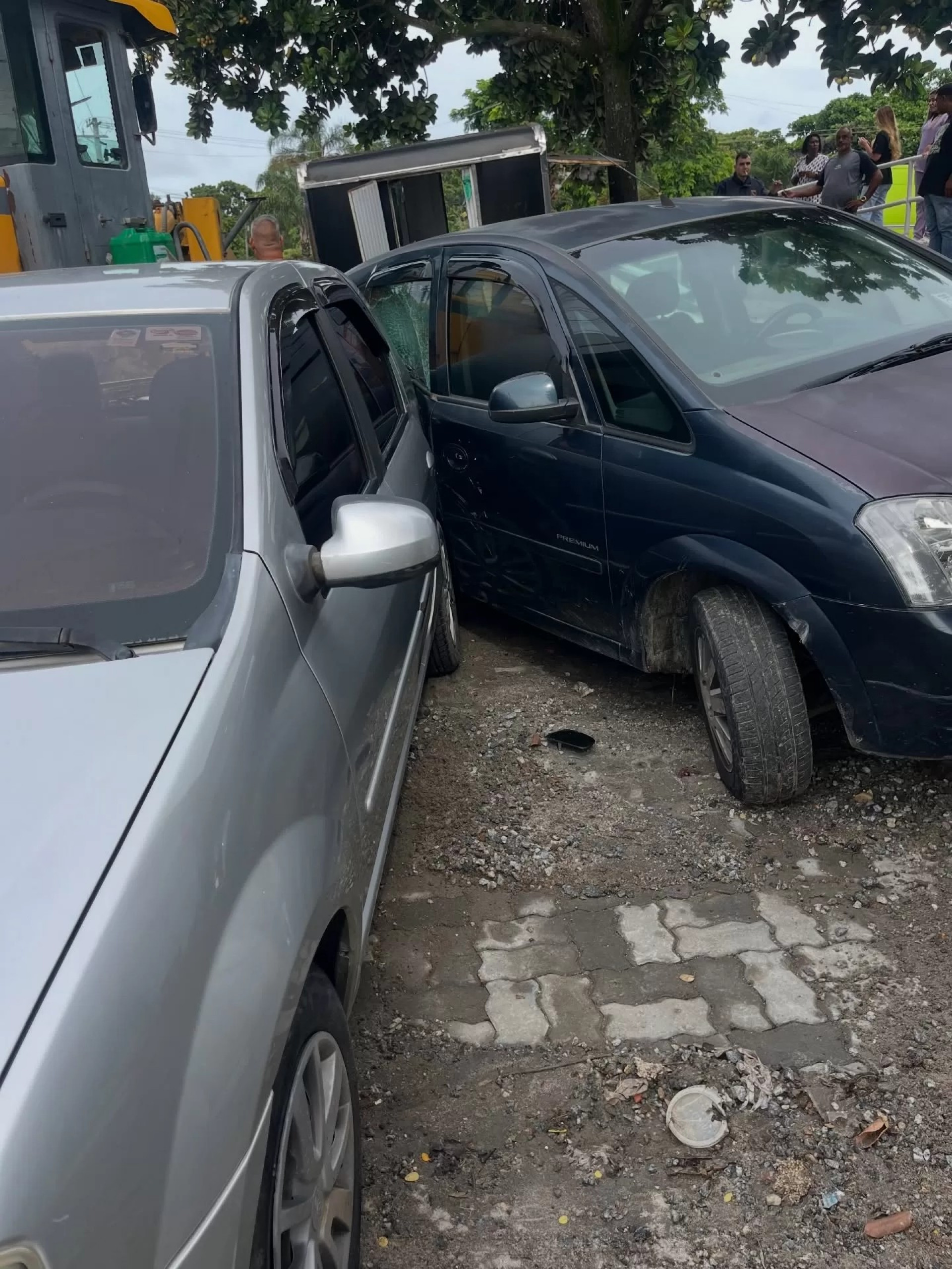 Máquina sem freio atinge veículos estacionados - Araruama em Pauta