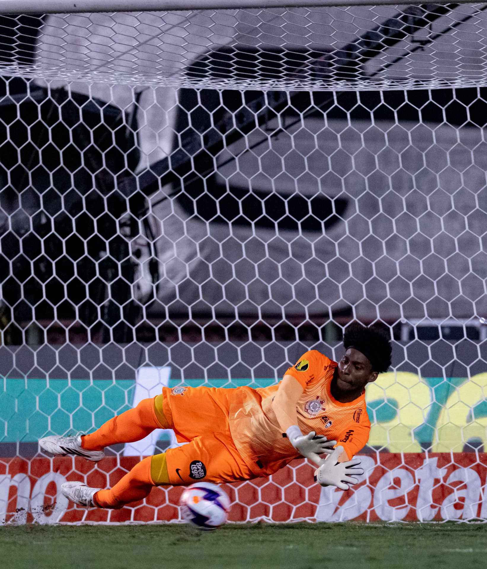 Hugo Souza defende p&ecirc;nalti pelo Corinthians - Rodrigo Coca / Corinthians