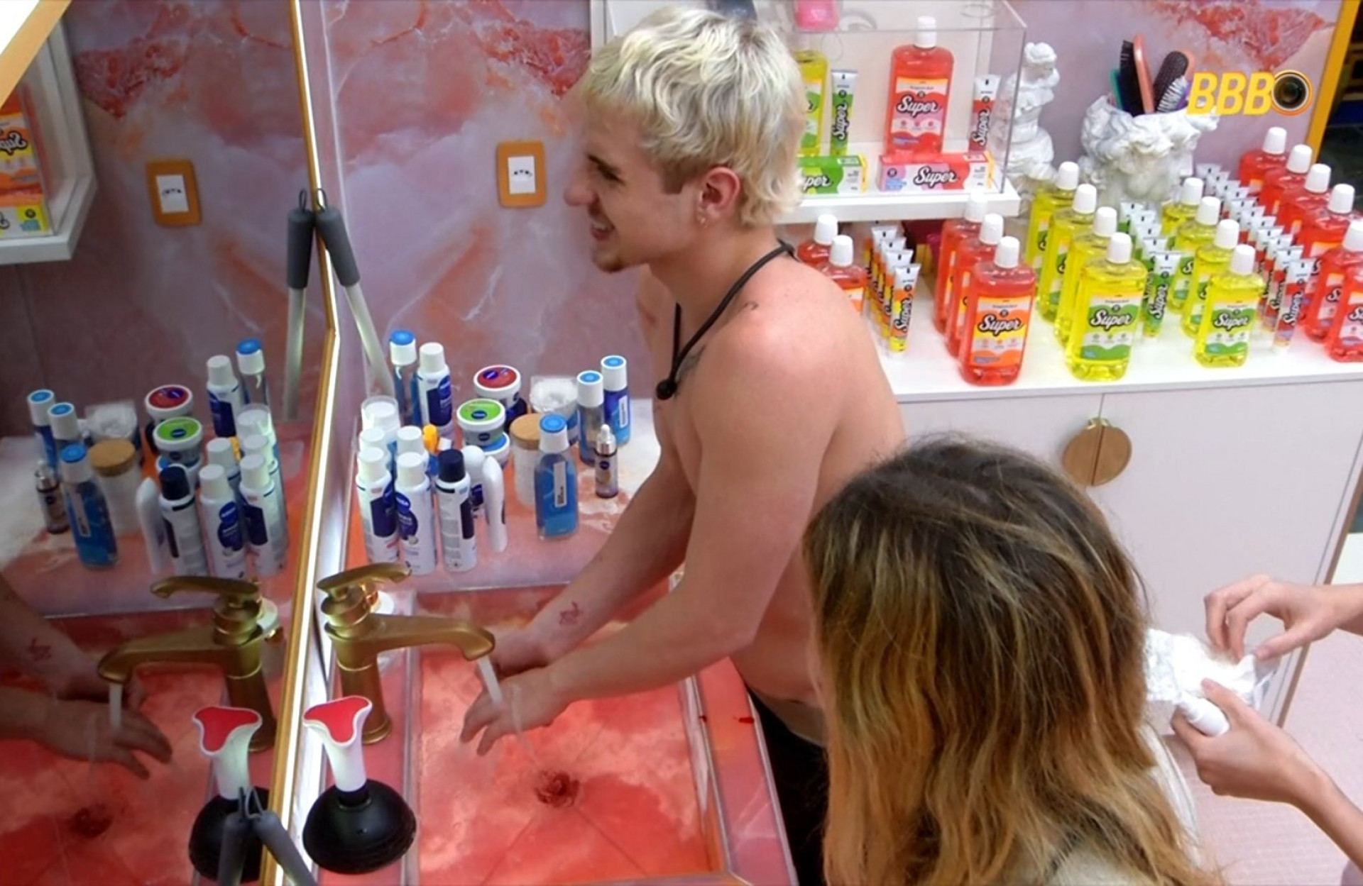 Juliano Floss corta o dedo e recebe atendimento médico no 'BBB 26', da TV Globo - Reprodução de vídeo / X