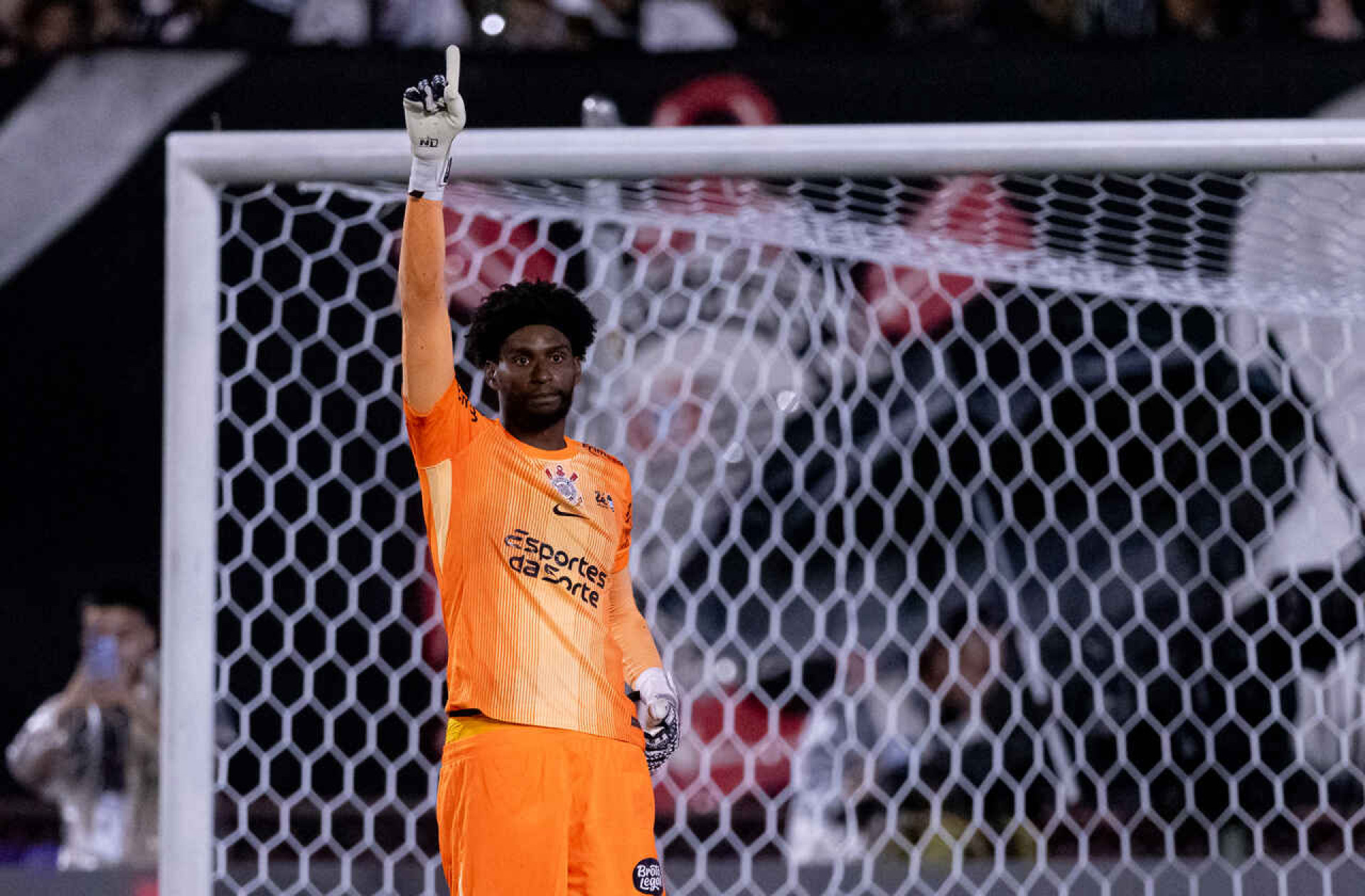 Portuguesa identifica e pune autores de ofensas racistas a Hugo Souza, do Corinthians