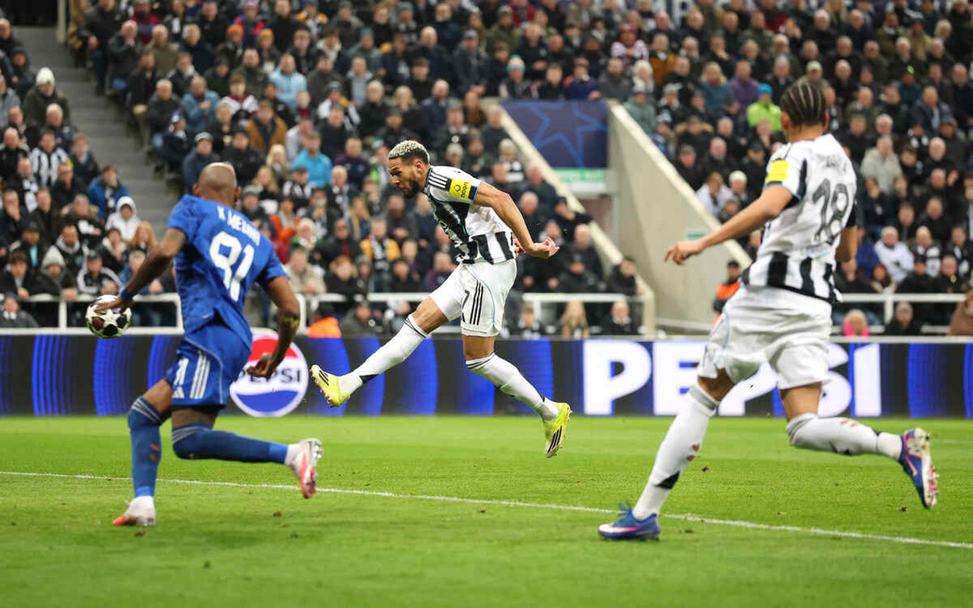 Joelinton marca, Newcastle vence Qarabag e vai &agrave;s oitavas da Champions