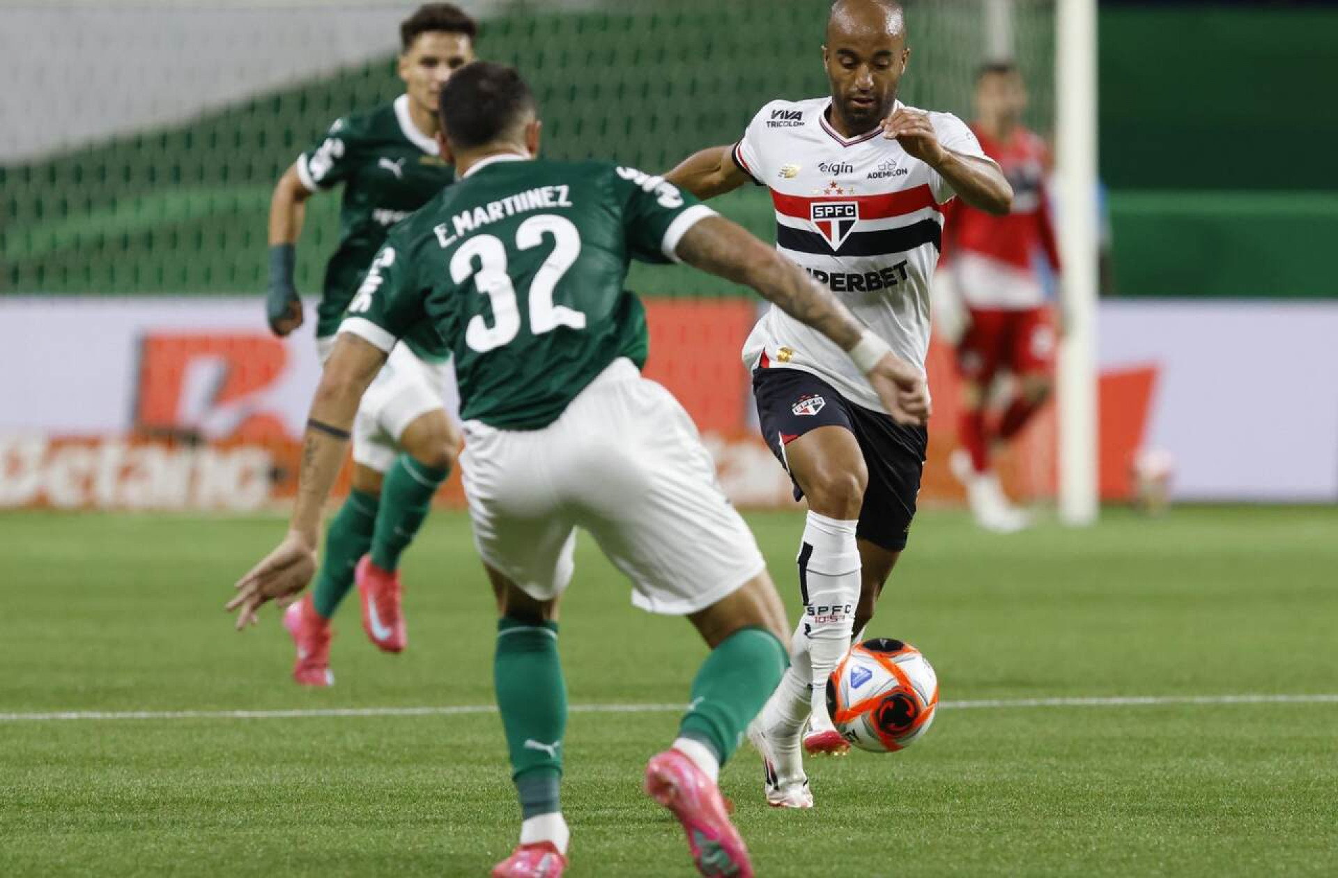 Lucas volta ao sint&eacute;tico em meio a sua maior sequ&ecirc;ncia p&oacute;s-les&atilde;o no S&atilde;o Paulo