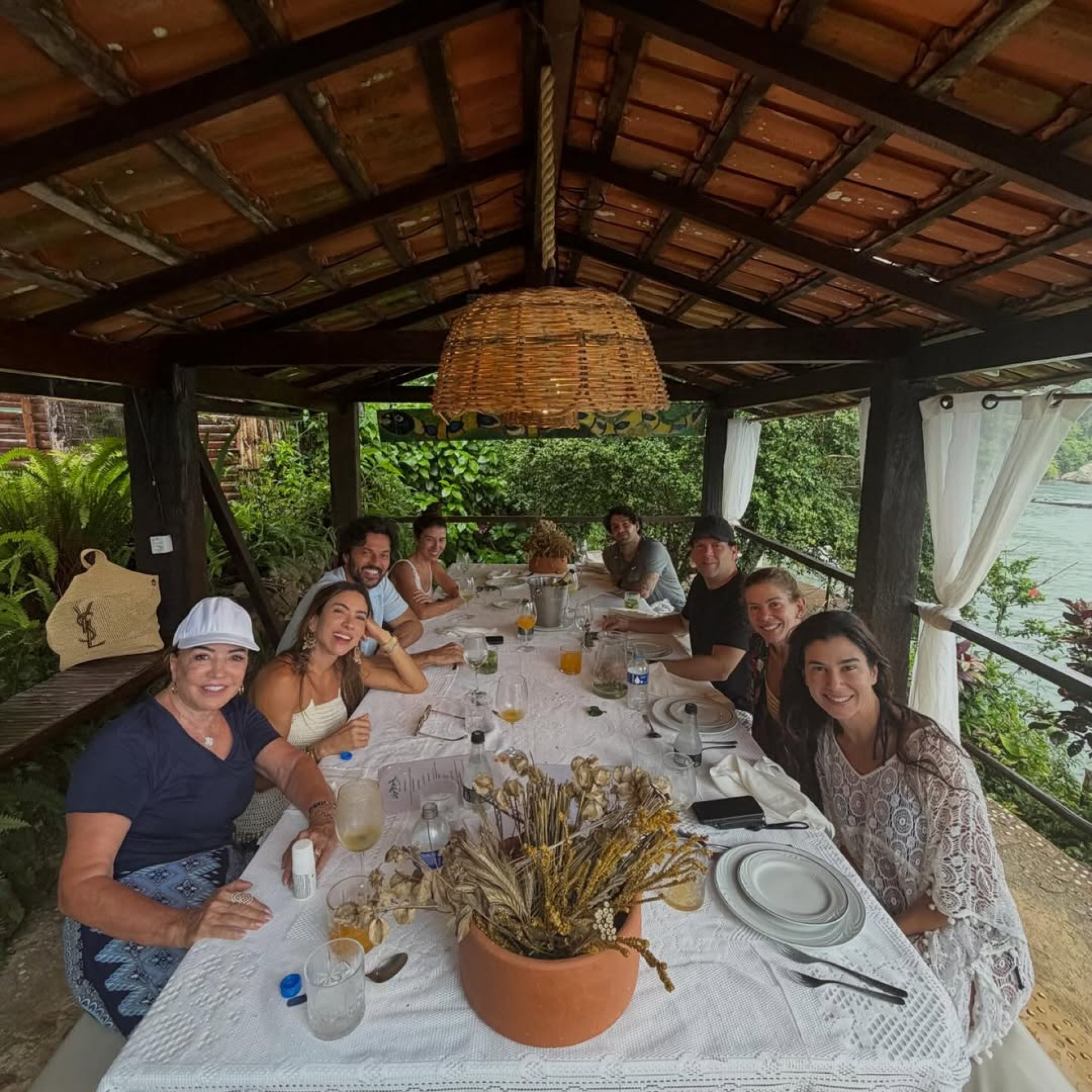 Alexandre Pato em reunião familiar com a família da esposa, a apresentadora Rebeca Abravanel - Reprodução / Instagram