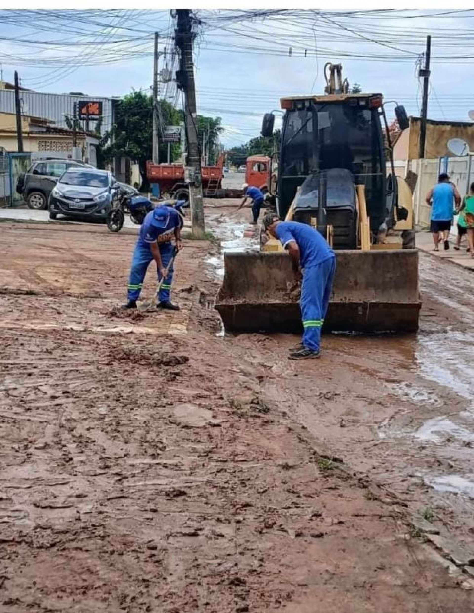 Equipes trabalhando desde s&aacute;bado logo ap&oacute;s a chuva forte que atingiu a cidade - Divulga&ccedil;&atilde;o/PMM