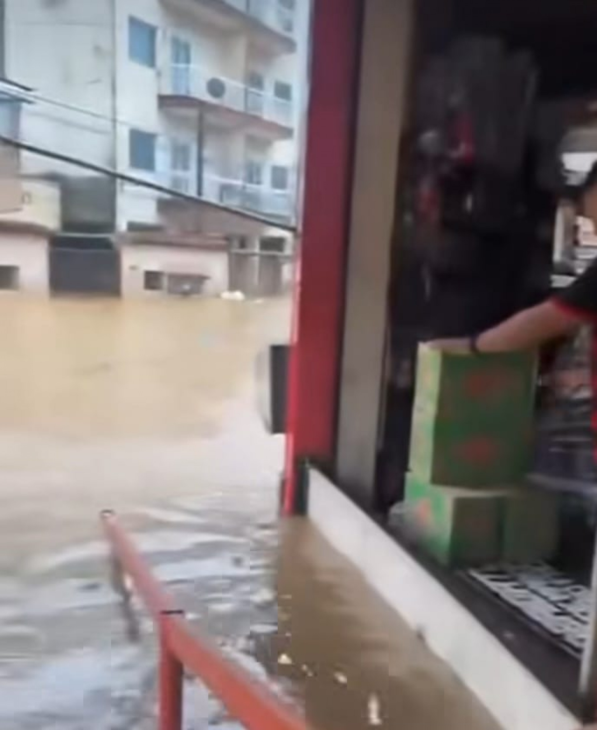 Comerciantes ilhados em Mangaratiba - Divulga&ccedil;&atilde;o/Reprodu&ccedil;&atilde;o Rede Social