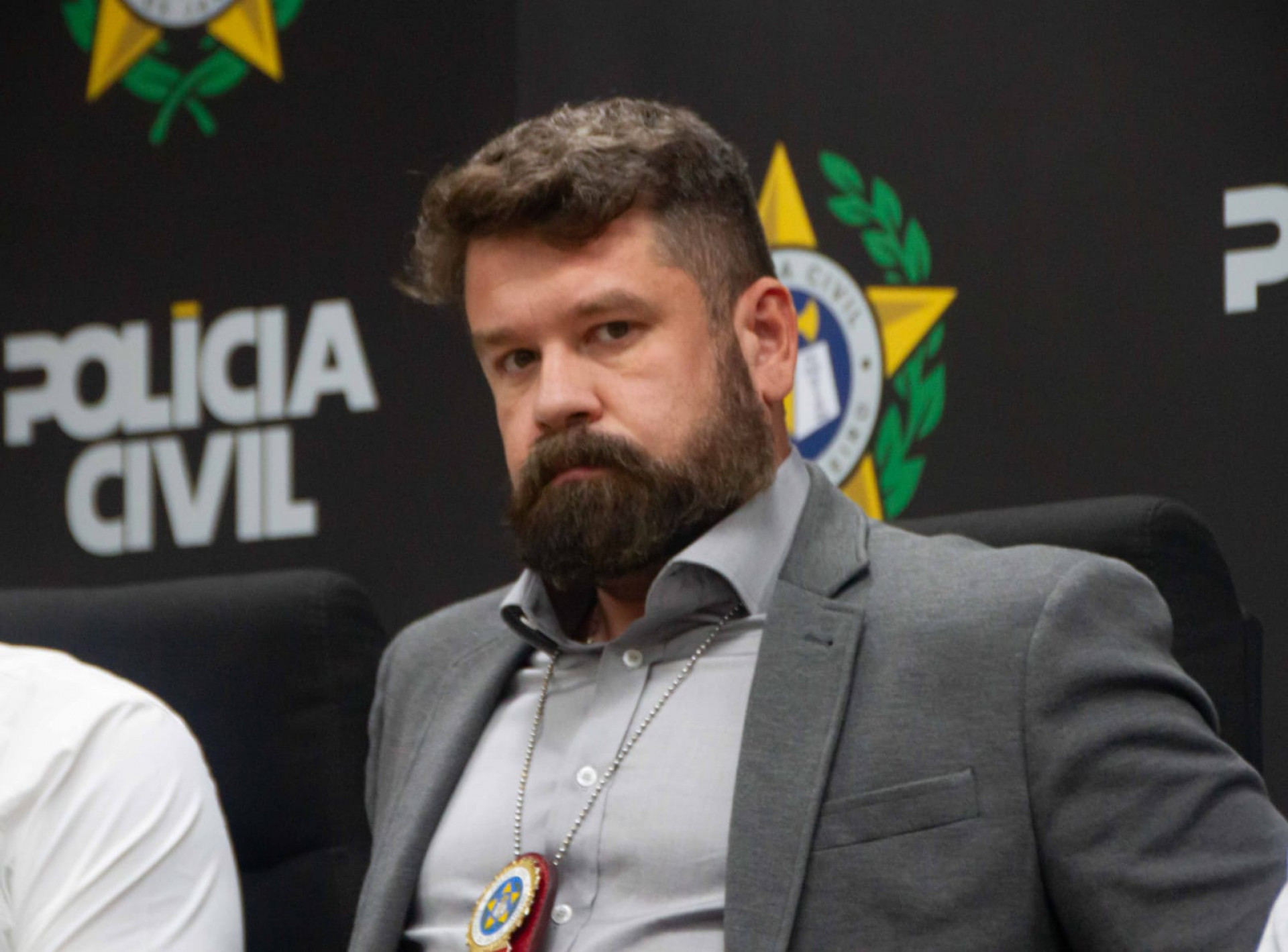 Delegado Andr&eacute; Neves, diretor do Departamento-Geral de Pol&iacute;cia Especializada, na coletiva sobre a Opera&ccedil;&atilde;o Espoliador - &Eacute;rica Martin/Ag&ecirc;ncia O Dia