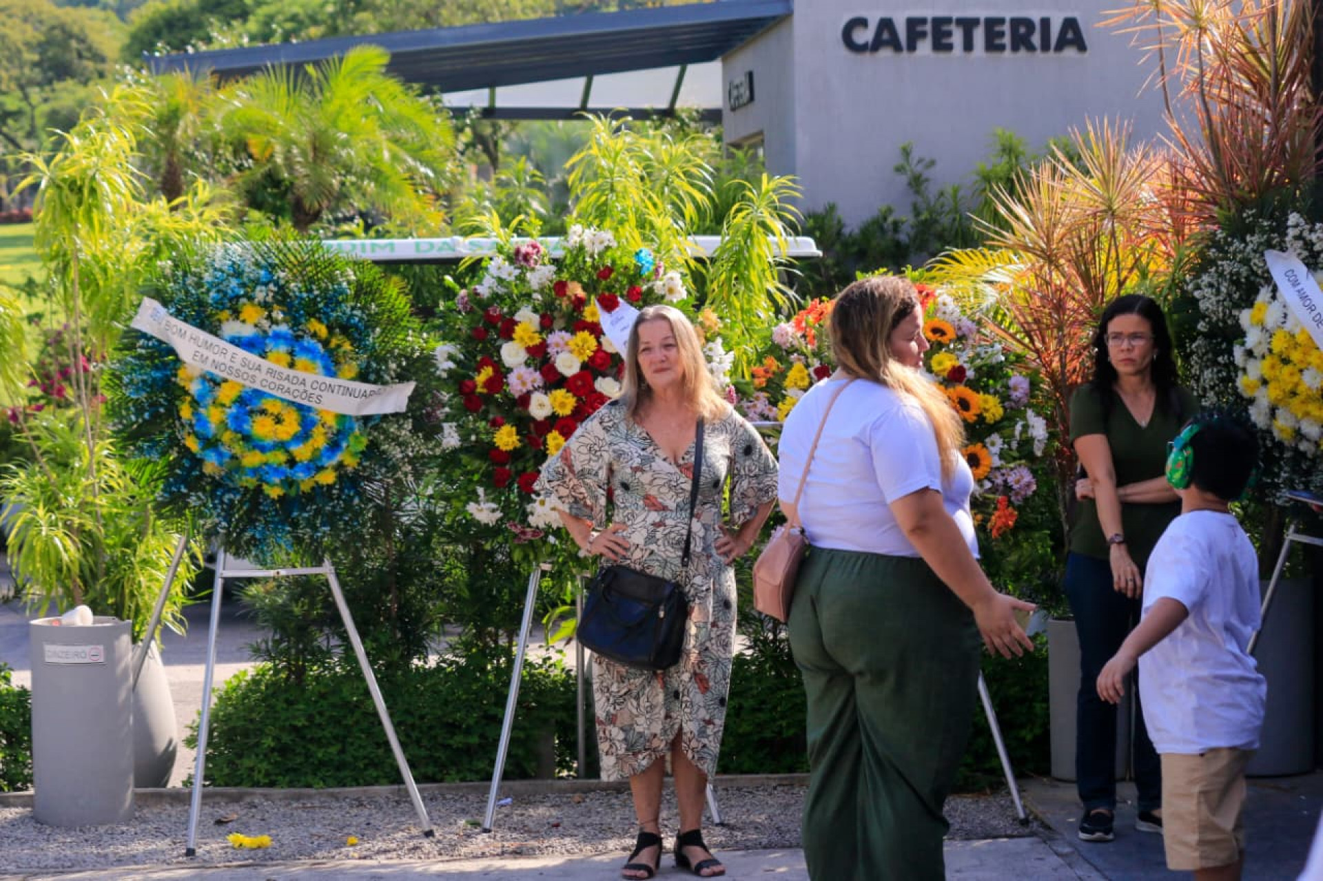 Fiscal morto em Bento Ribeiro é sepultado no Cemitério Jardim da Saudade de Sulacap - Carlos Elias / Agência O Dia