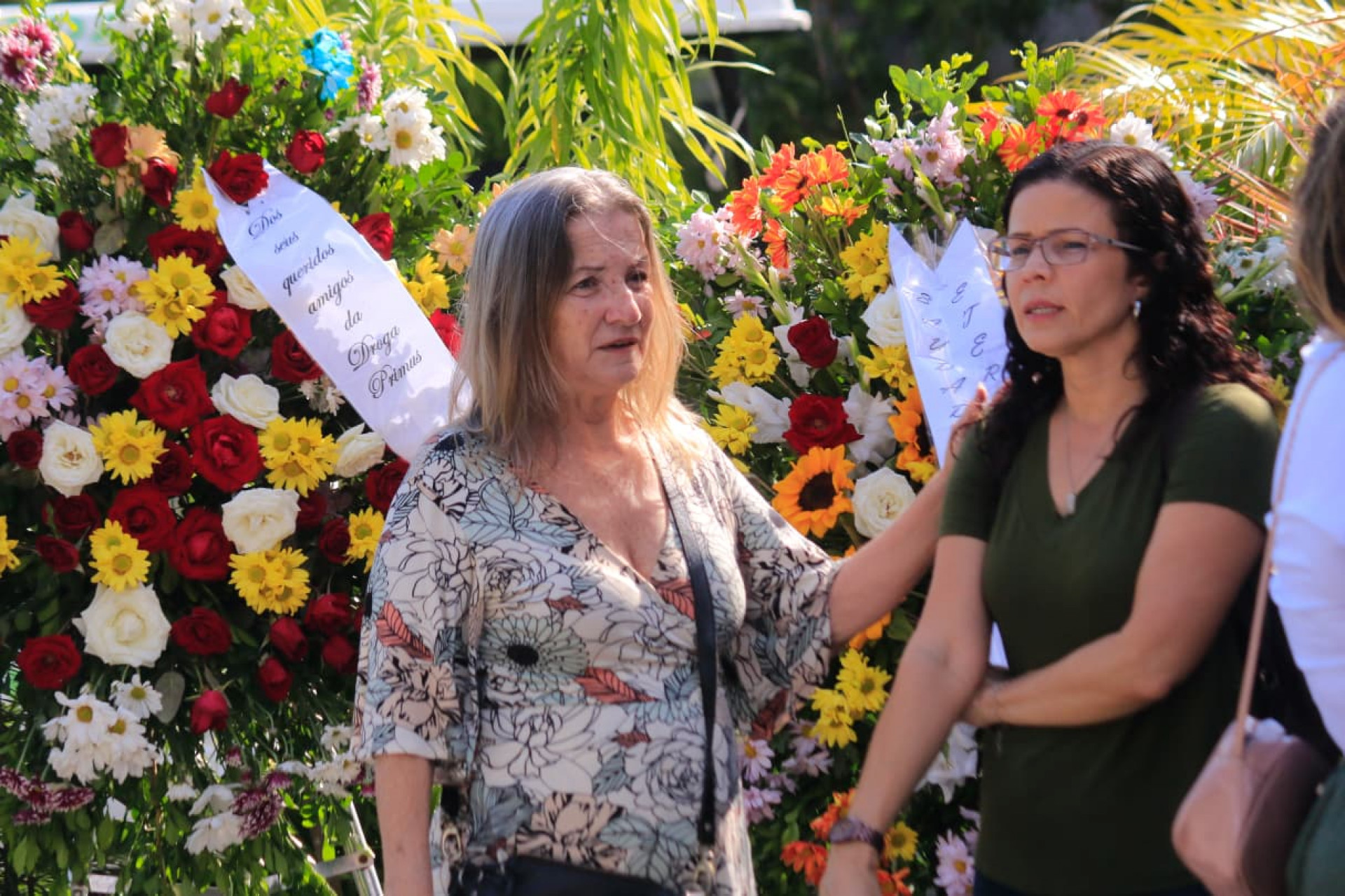 Fiscal morto em Bento Ribeiro é sepultado no Cemitério Jardim da Saudade de Sulacap - Carlos Elias / Agência O Dia