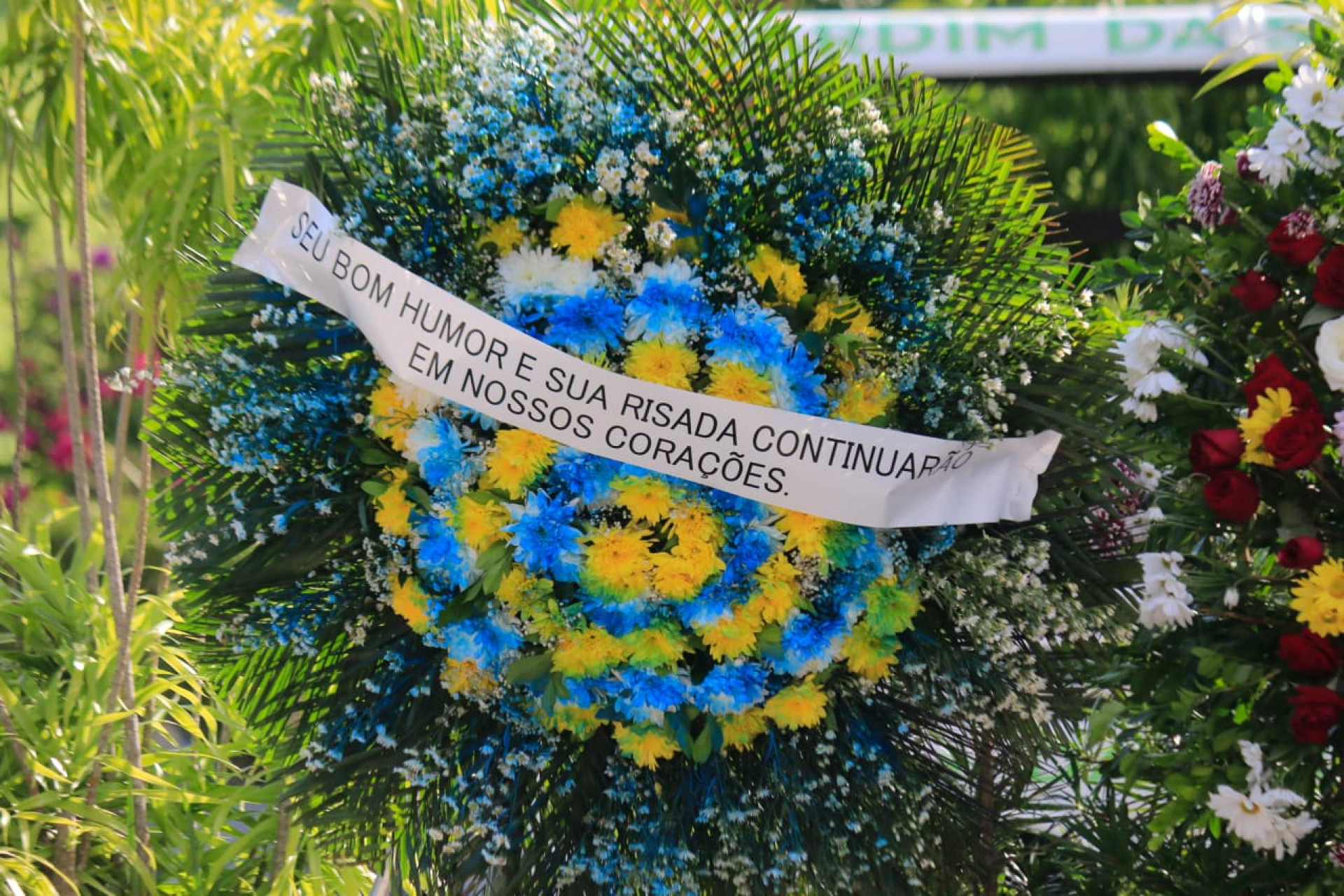 Fiscal morto em Bento Ribeiro é sepultado no Cemitério Jardim da Saudade de Sulacap - Carlos Elias / Agência O Dia